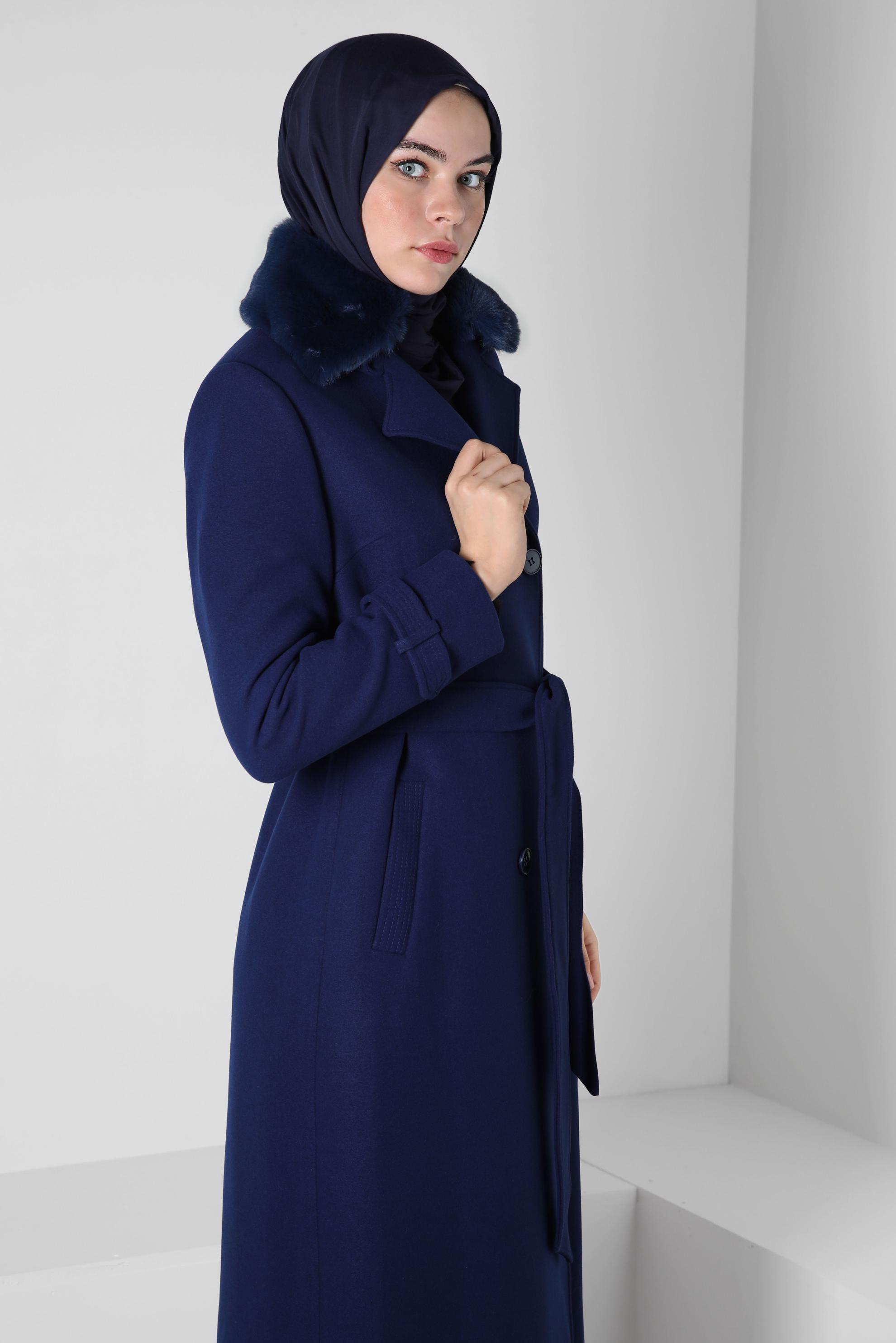 Tesettür giyim MAVİ KÜRK DETAYLI KUŞAKLI KABAN 90414