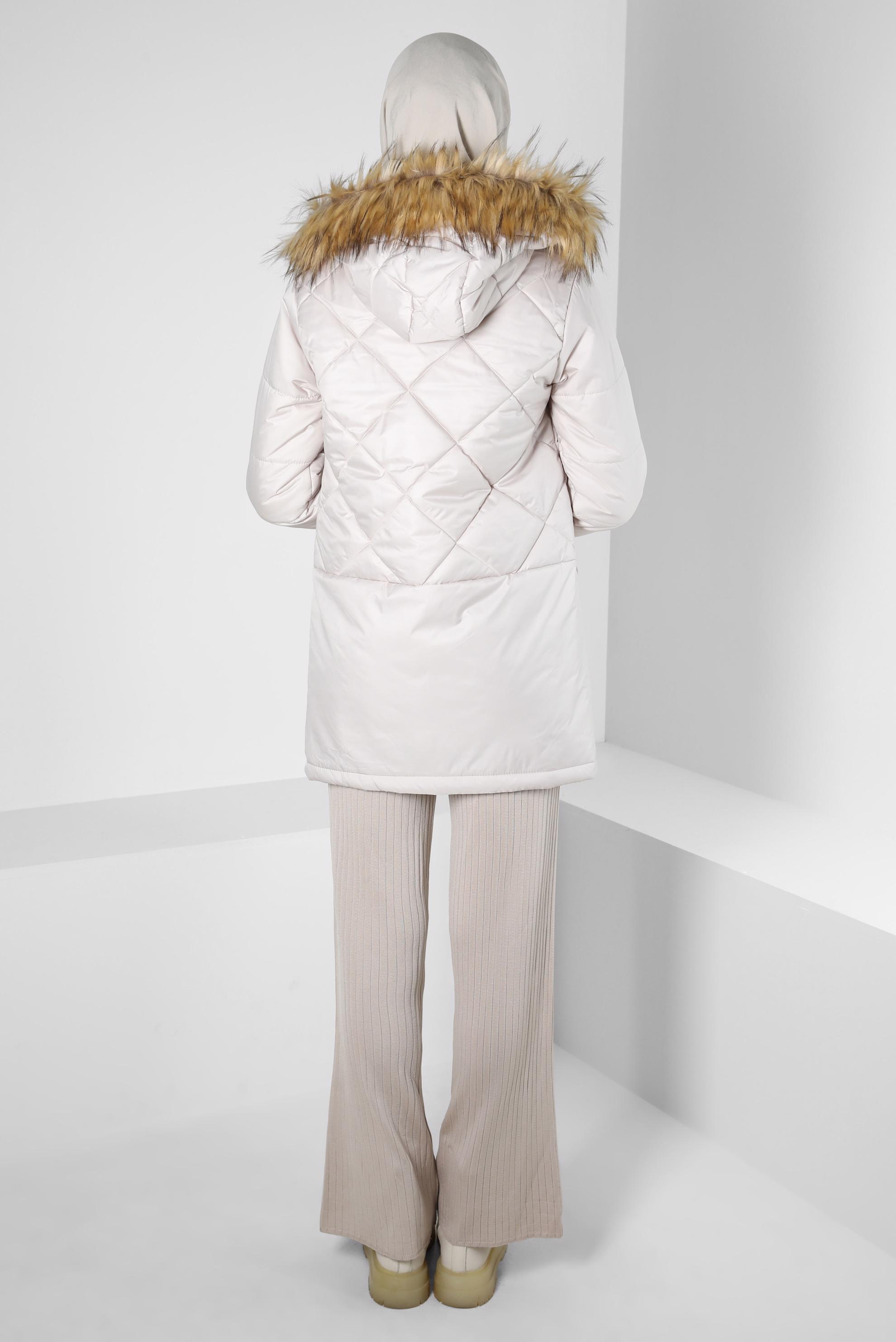 Tesettür giyim BEJ KAPÜŞONLU ŞİŞME KABAN 90425