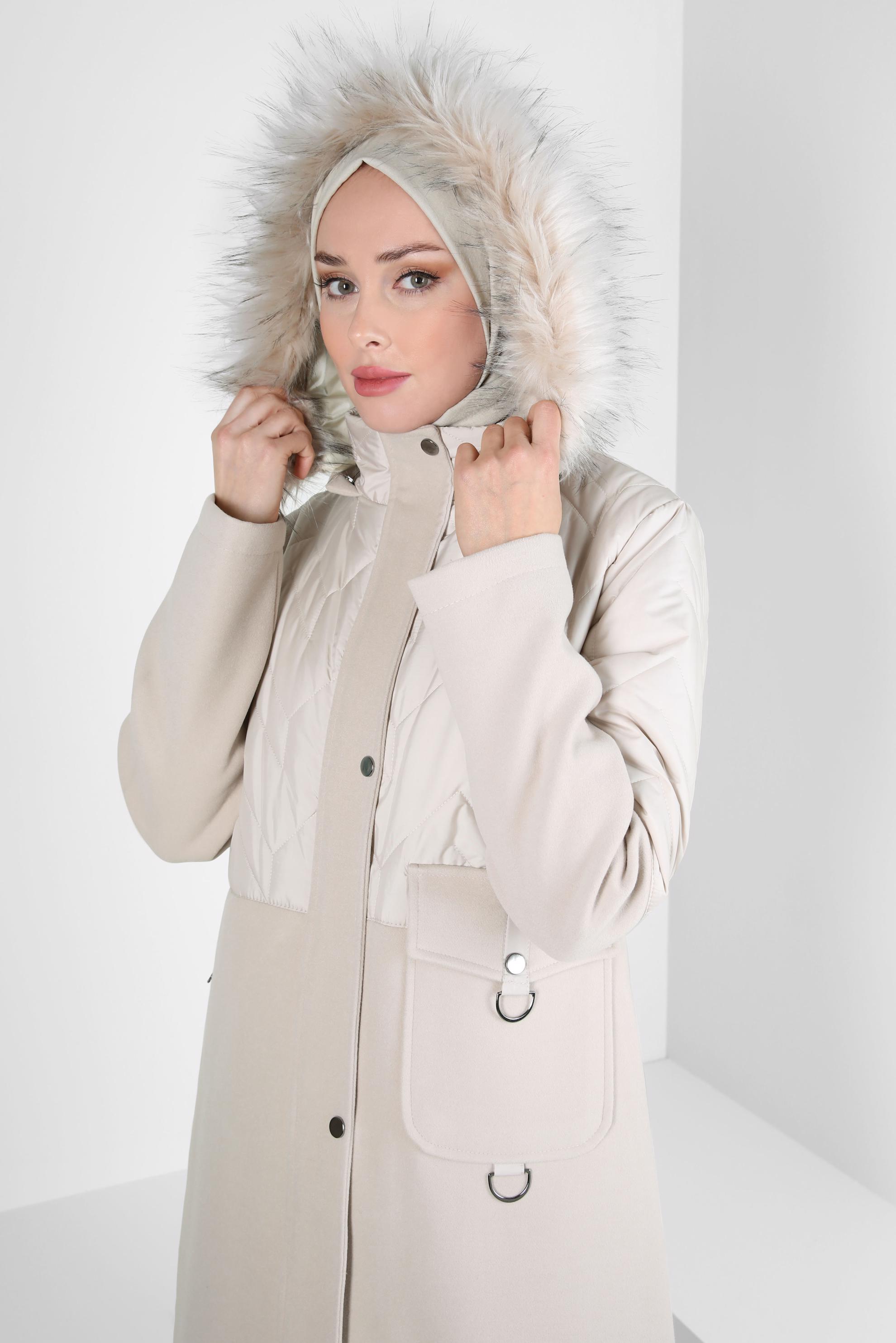 Tesettür giyim BEJ KAPÜŞONU KÜRKLÜ KABAN 90427