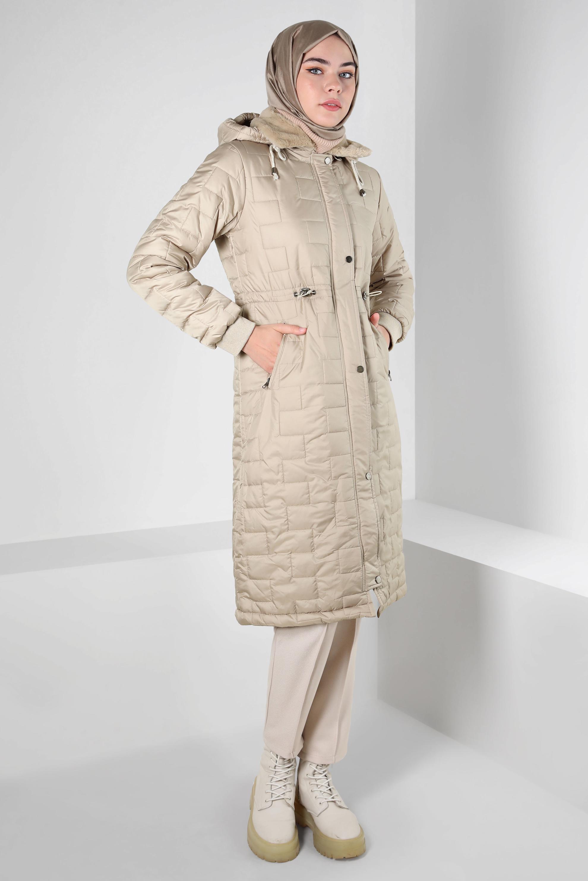Tesettür giyim BEJ KAPÜŞONLU ŞİŞME KABAN 90435