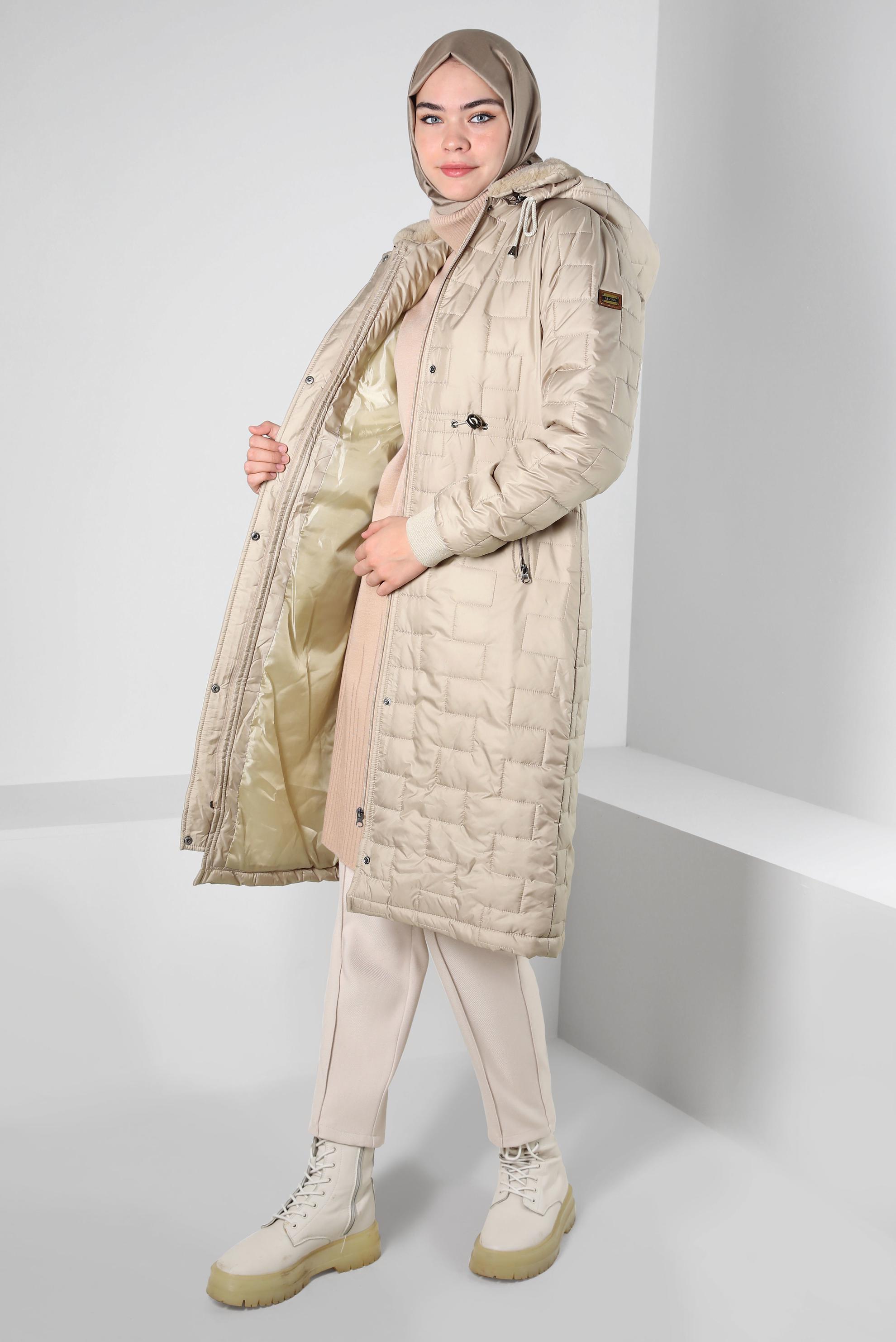 Tesettür giyim BEJ KAPÜŞONLU ŞİŞME KABAN 90435