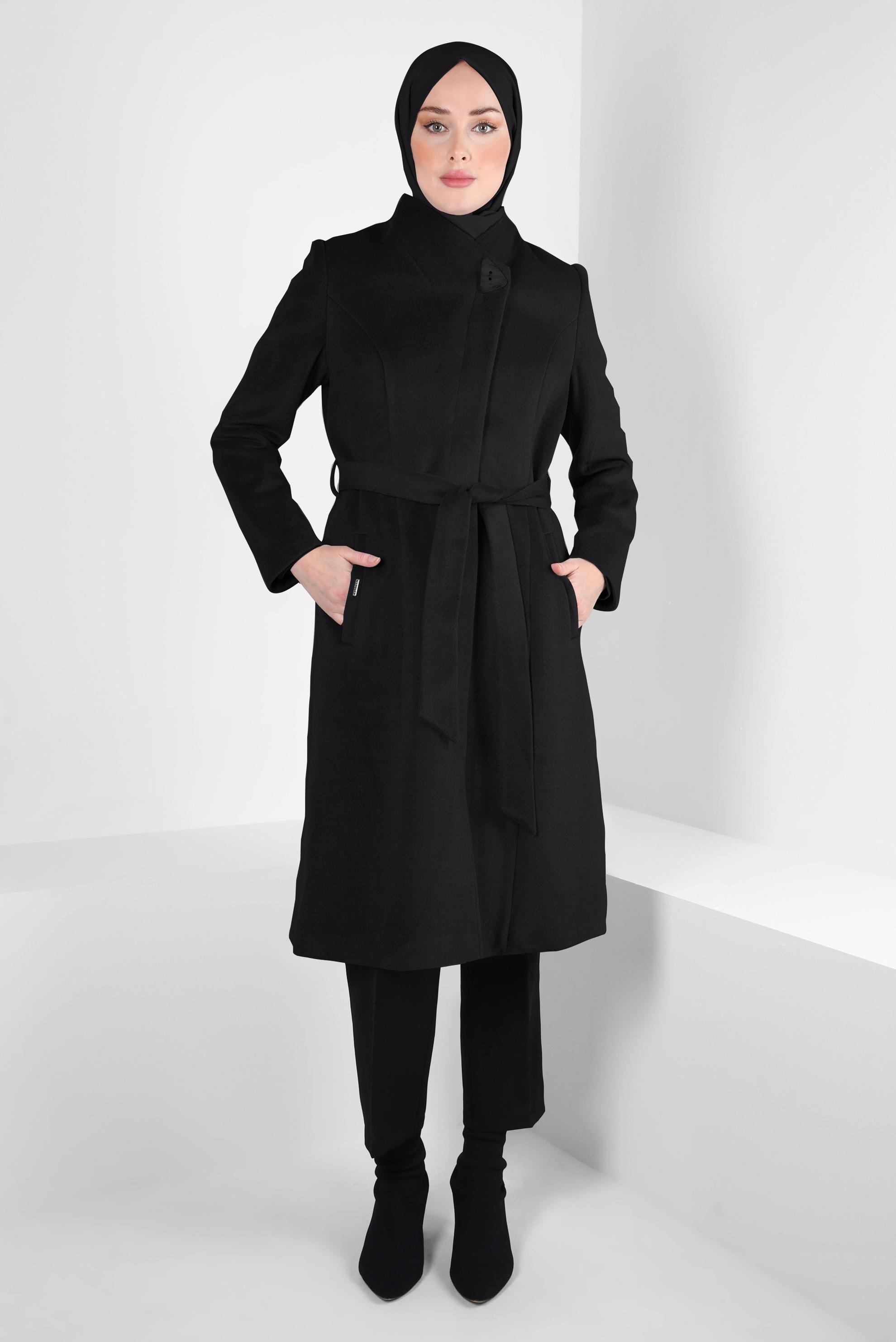 Tesettür giyim SİYAH KUŞAKLI AKSESUAR DETAYLI KABAN 90453