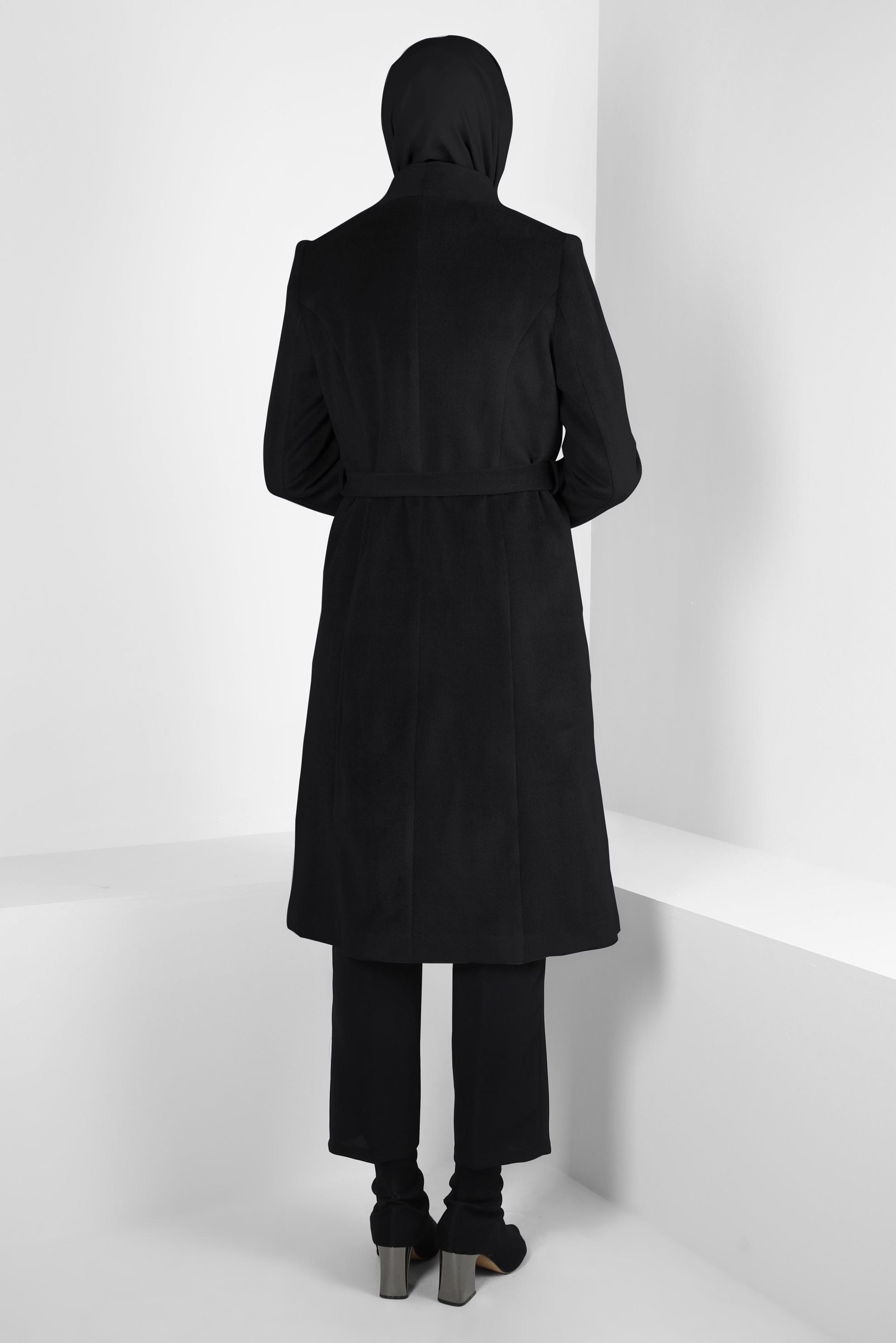 Tesettür giyim SİYAH KUŞAKLI AKSESUAR DETAYLI KABAN 90453