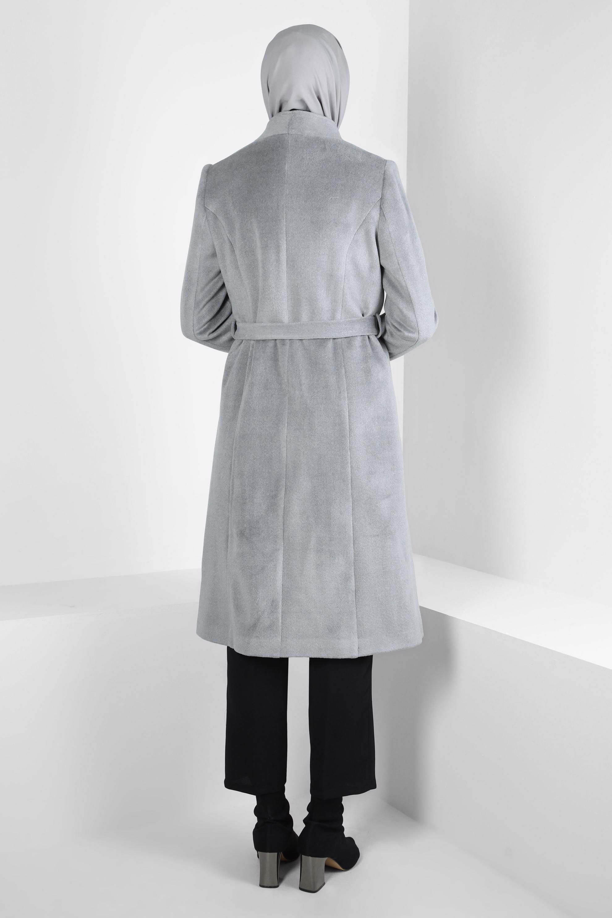 Tesettür giyim GRİ KUŞAKLI AKSESUAR DETAYLI KABAN 90453