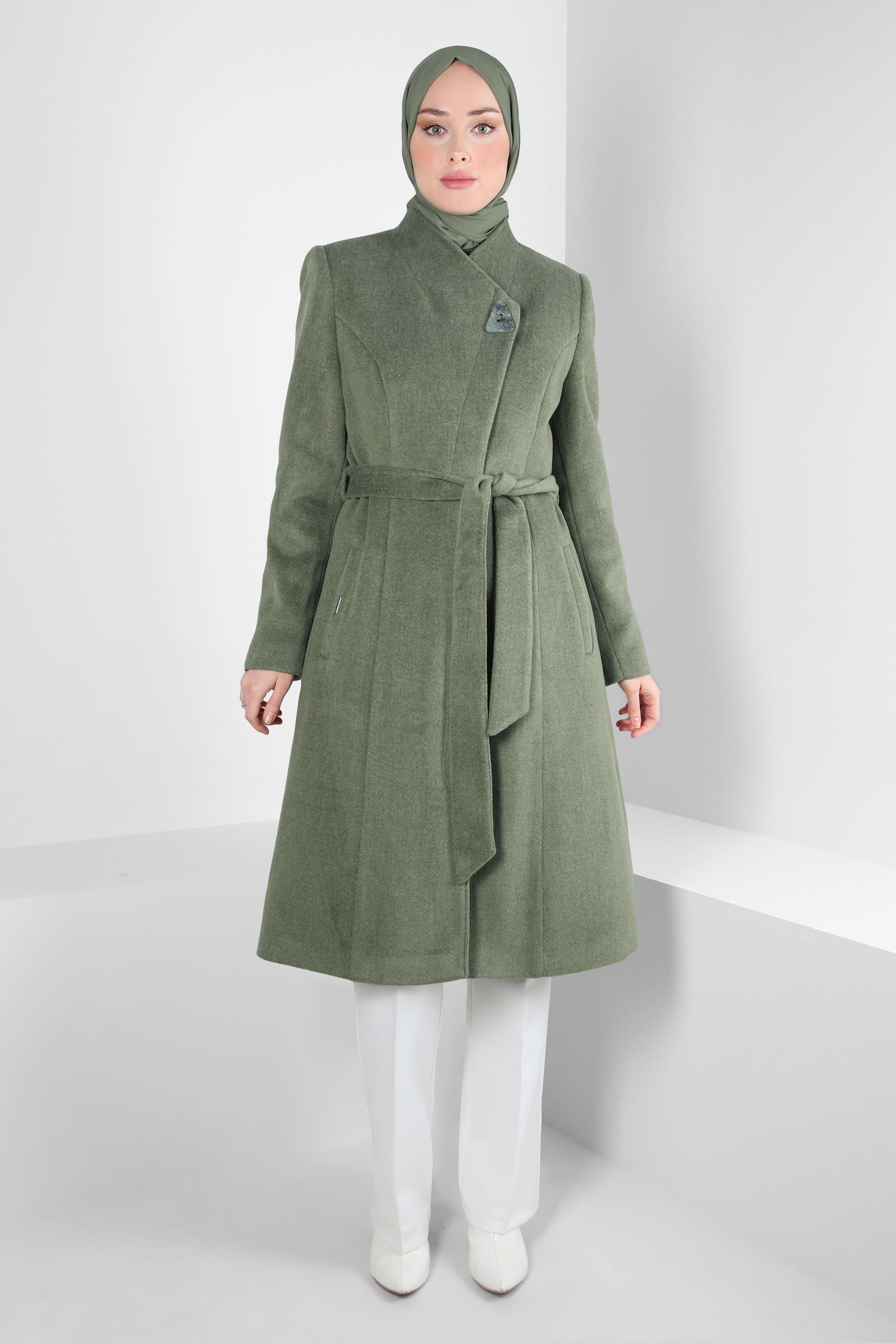 Tesettür giyim HAKİ KUŞAKLI AKSESUAR DETAYLI KABAN 90453