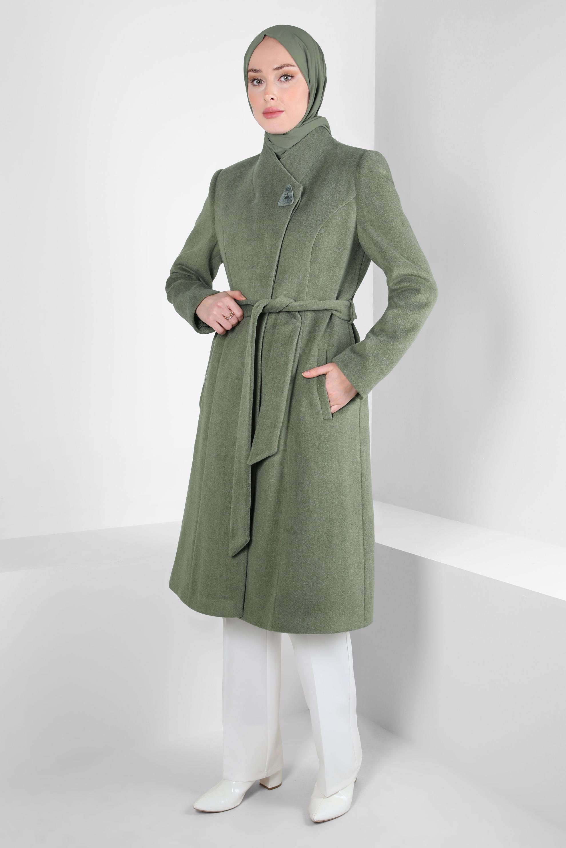 Tesettür giyim HAKİ KUŞAKLI AKSESUAR DETAYLI KABAN 90453