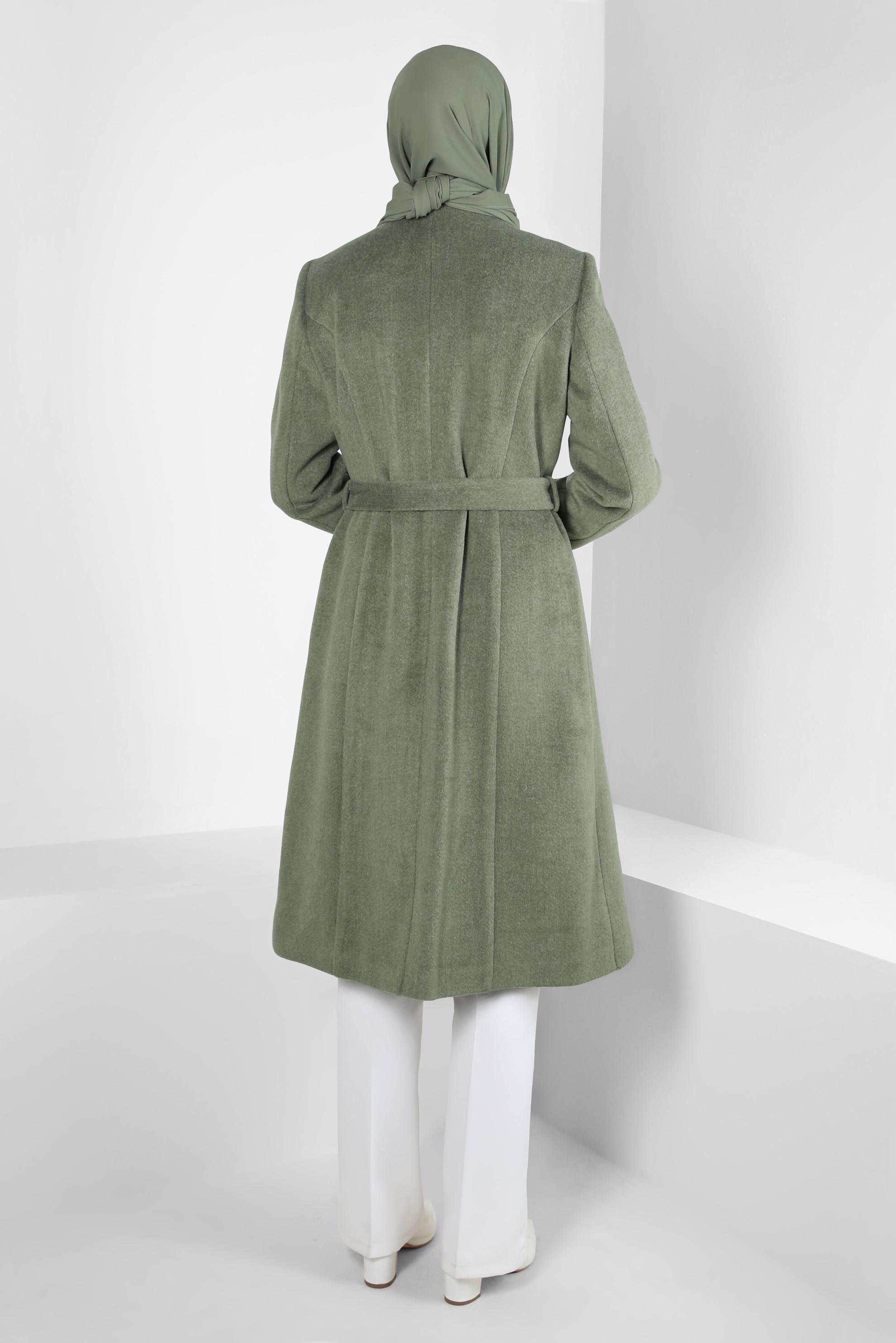 Tesettür giyim HAKİ KUŞAKLI AKSESUAR DETAYLI KABAN 90453