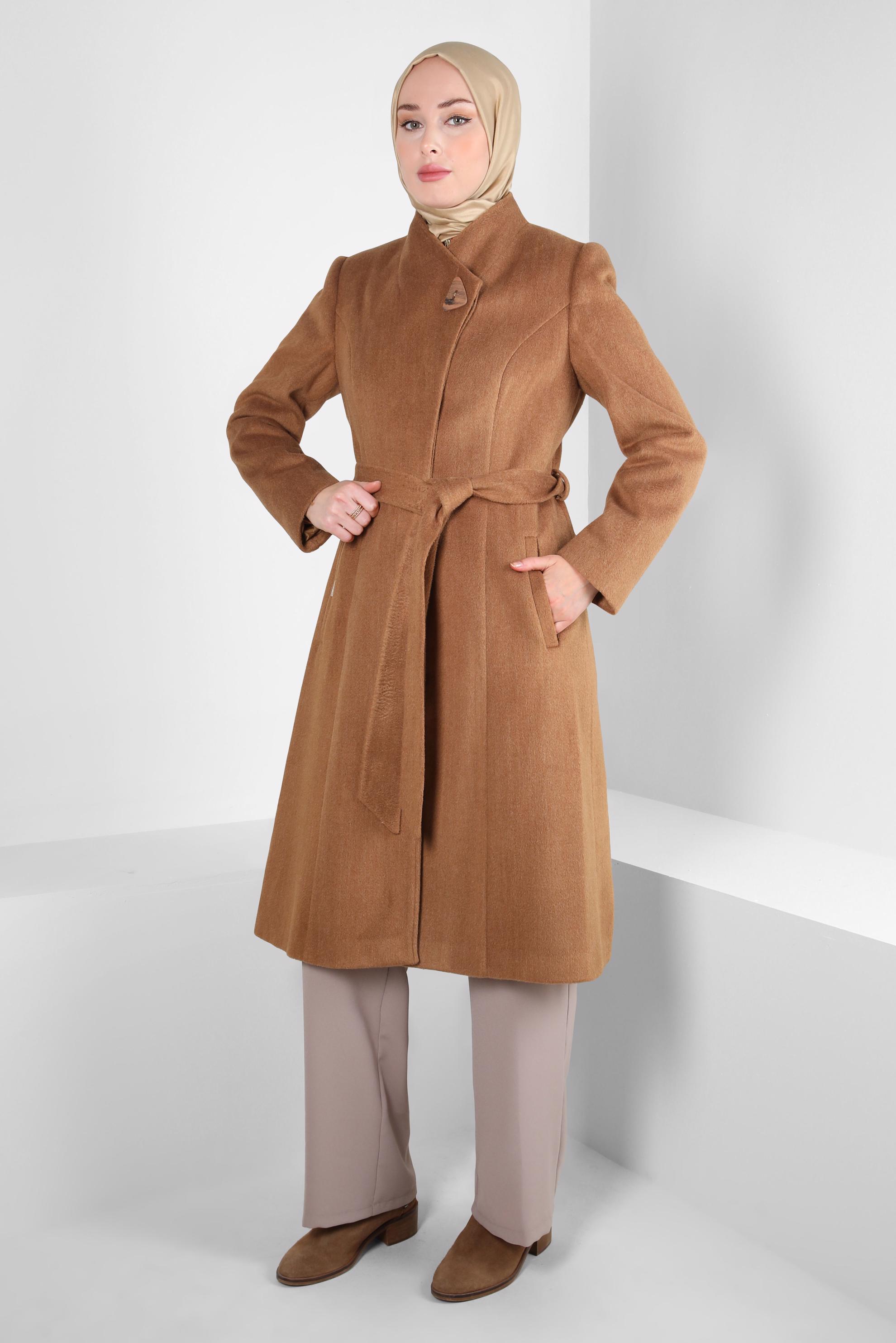 Tesettür giyim KAHVE KUŞAKLI AKSESUAR DETAYLI KABAN 90453