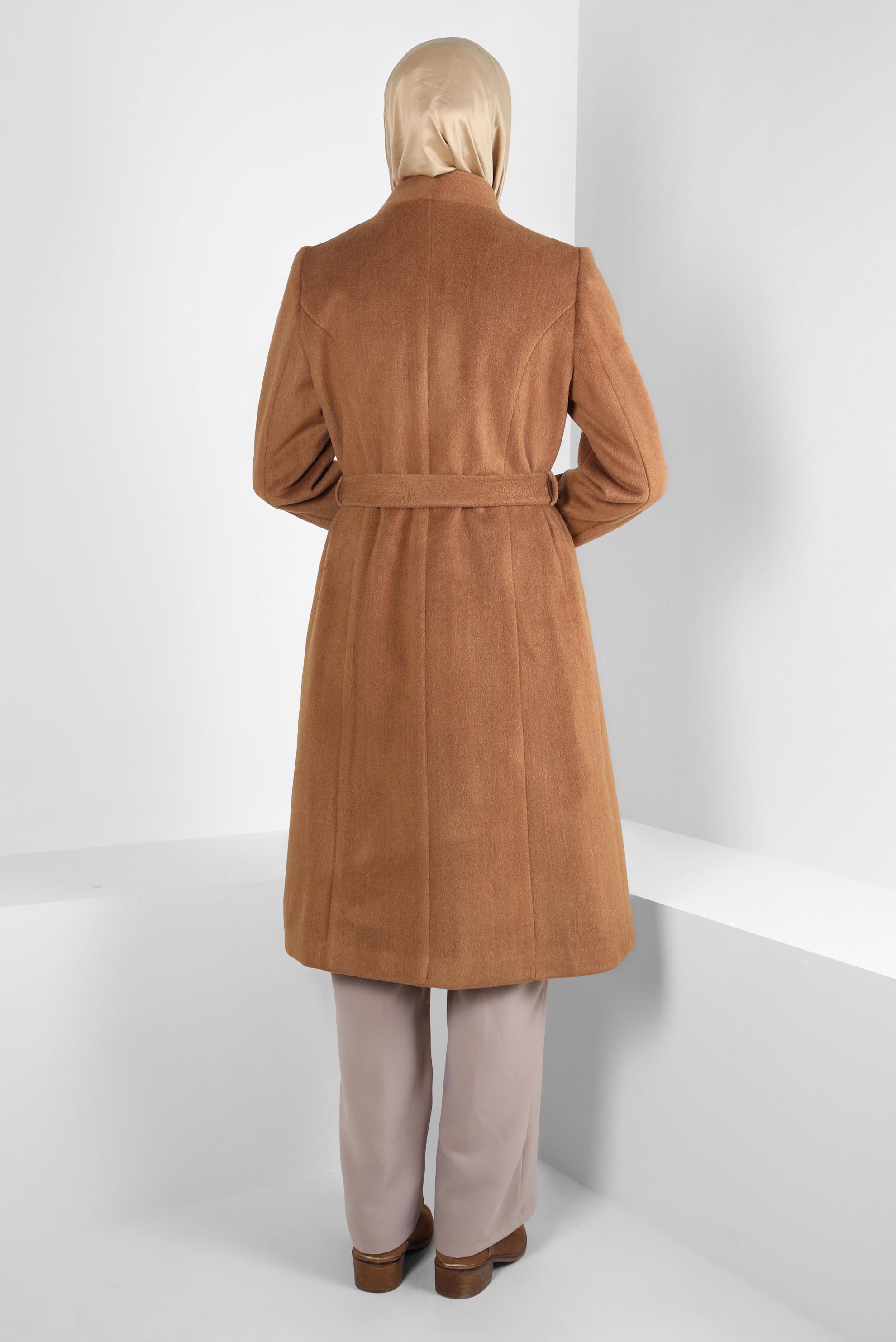 Tesettür giyim KAHVE KUŞAKLI AKSESUAR DETAYLI KABAN 90453