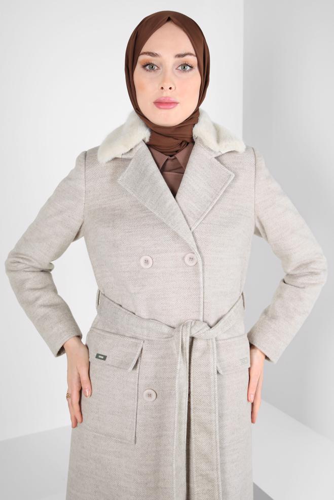 Tesettür giyim BEJ KÜRK DETAYLI KUŞAKLI KABAN 90463-1 - ALVİNA