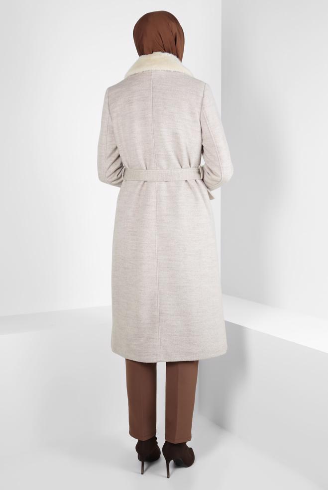 Tesettür giyim BEJ KÜRK DETAYLI KUŞAKLI KABAN 90463-1 - ALVİNA