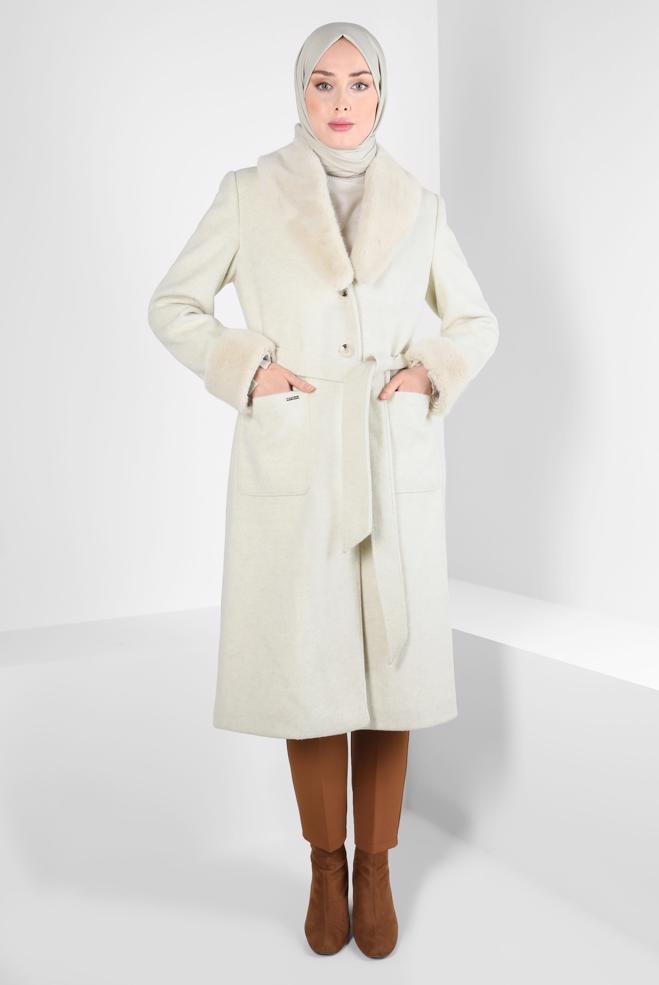 Tesettür giyim EKRU KÜRK DETAYLI KUŞAKLI KABAN 90465 - ALVİNA