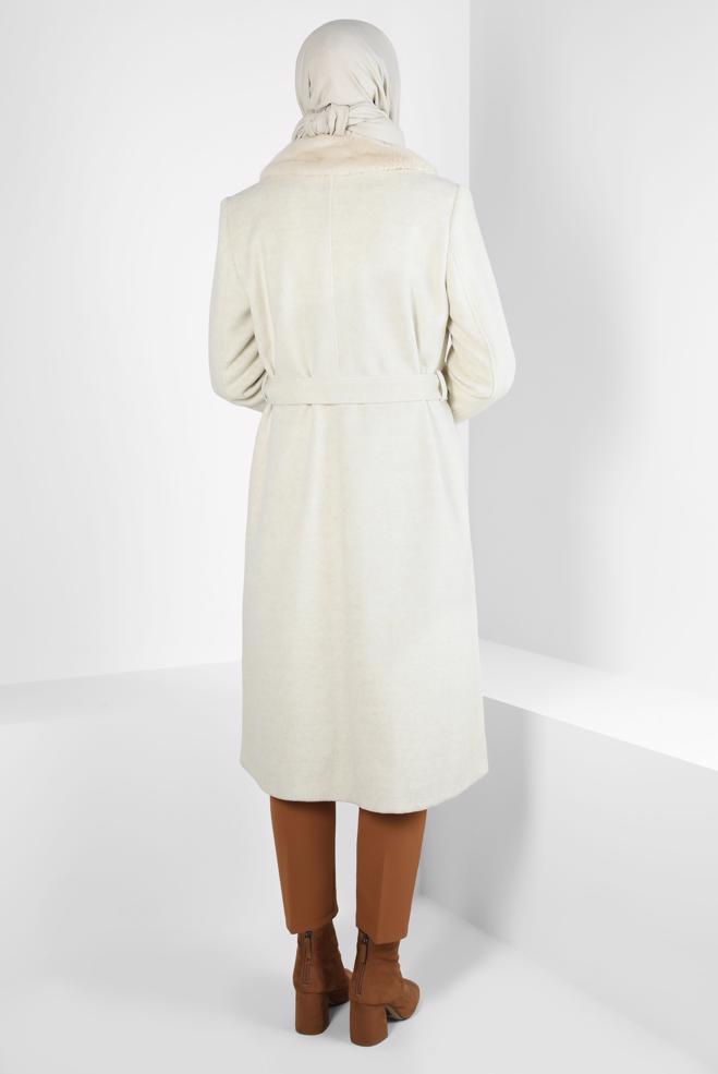 Tesettür giyim EKRU KÜRK DETAYLI KUŞAKLI KABAN 90465 - ALVİNA