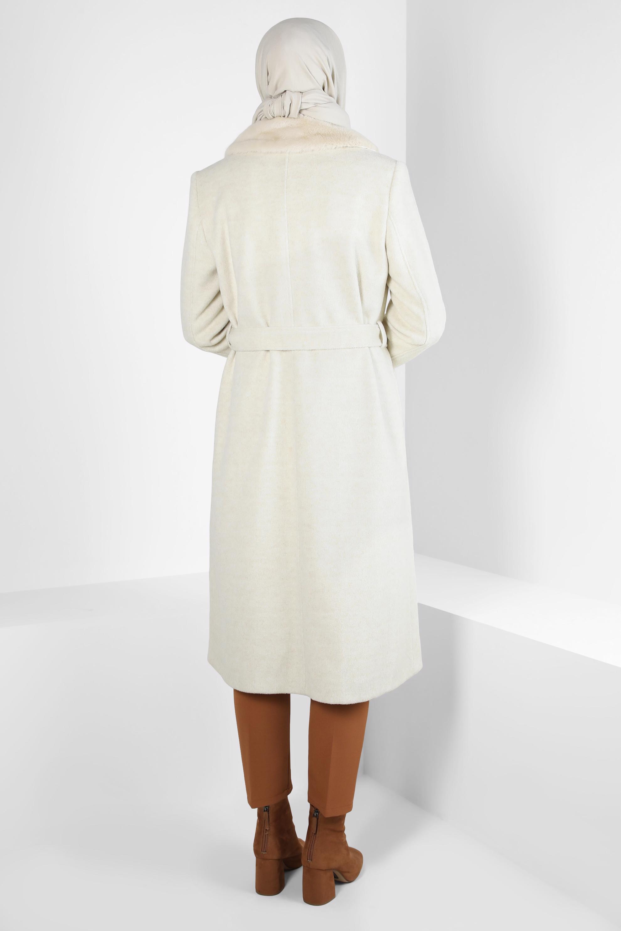 Tesettür giyim EKRU KÜRK DETAYLI KUŞAKLI KABAN 90465