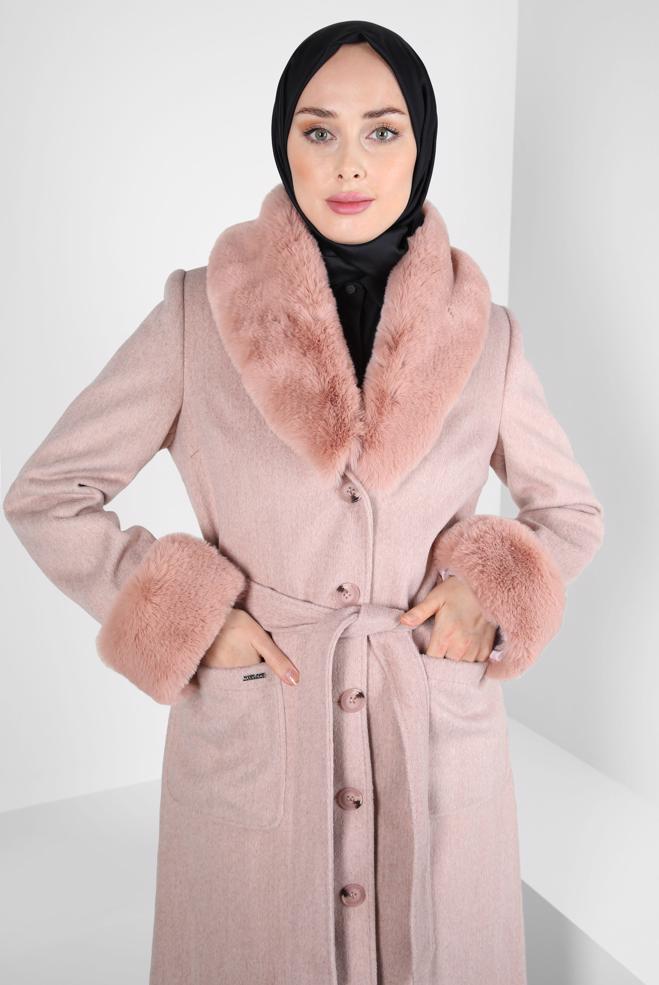 Tesettür giyim PUDRA KÜRK DETAYLI KUŞAKLI KABAN 90465 - ALVİNA