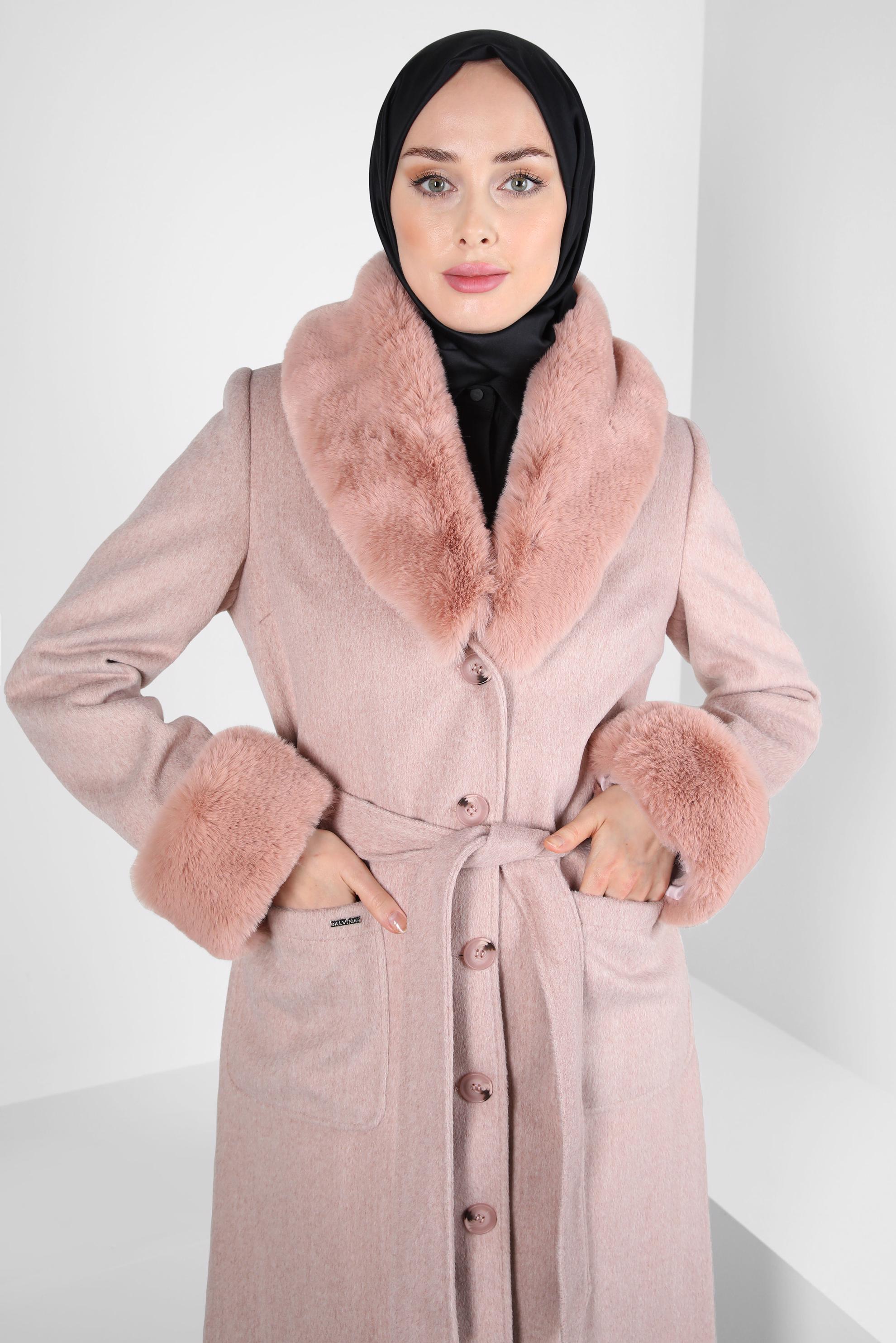 Tesettür giyim PUDRA KÜRK DETAYLI KUŞAKLI KABAN 90465