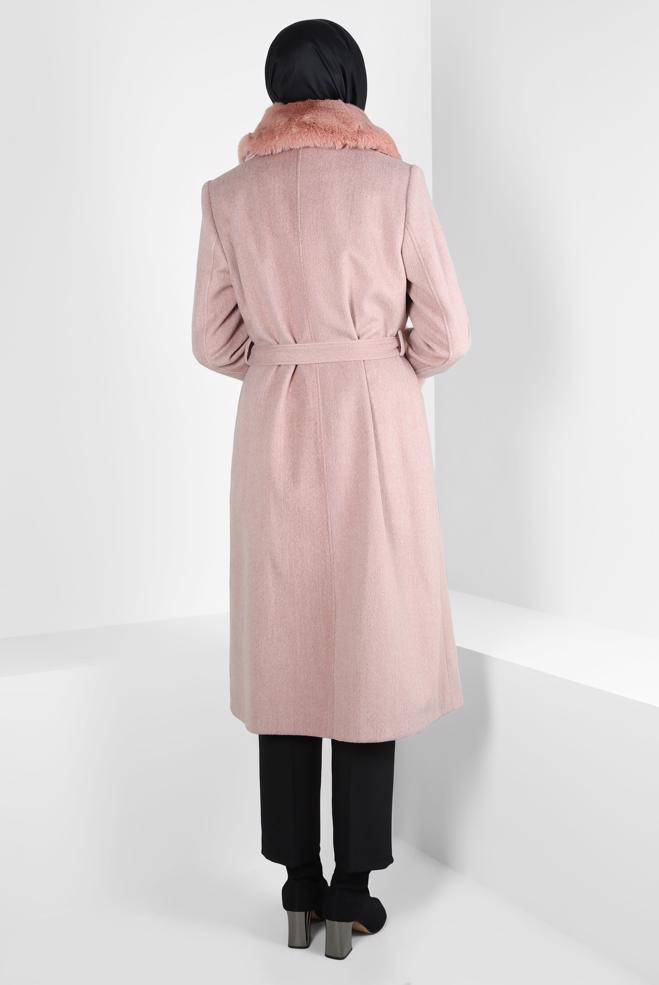 Tesettür giyim PUDRA KÜRK DETAYLI KUŞAKLI KABAN 90465 - ALVİNA