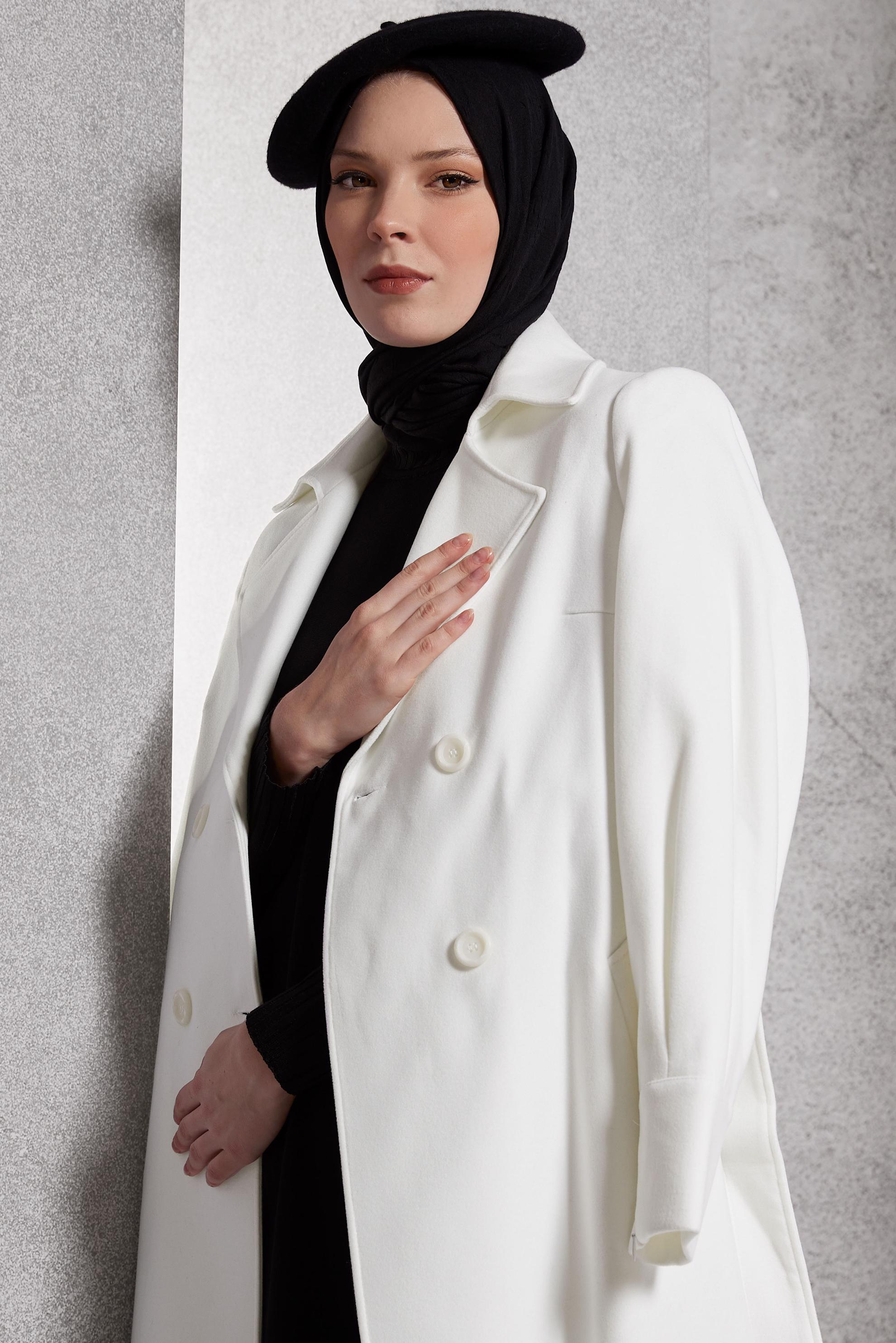 Tesettür giyim BEYAZ KEMERLİ KABAN 90471