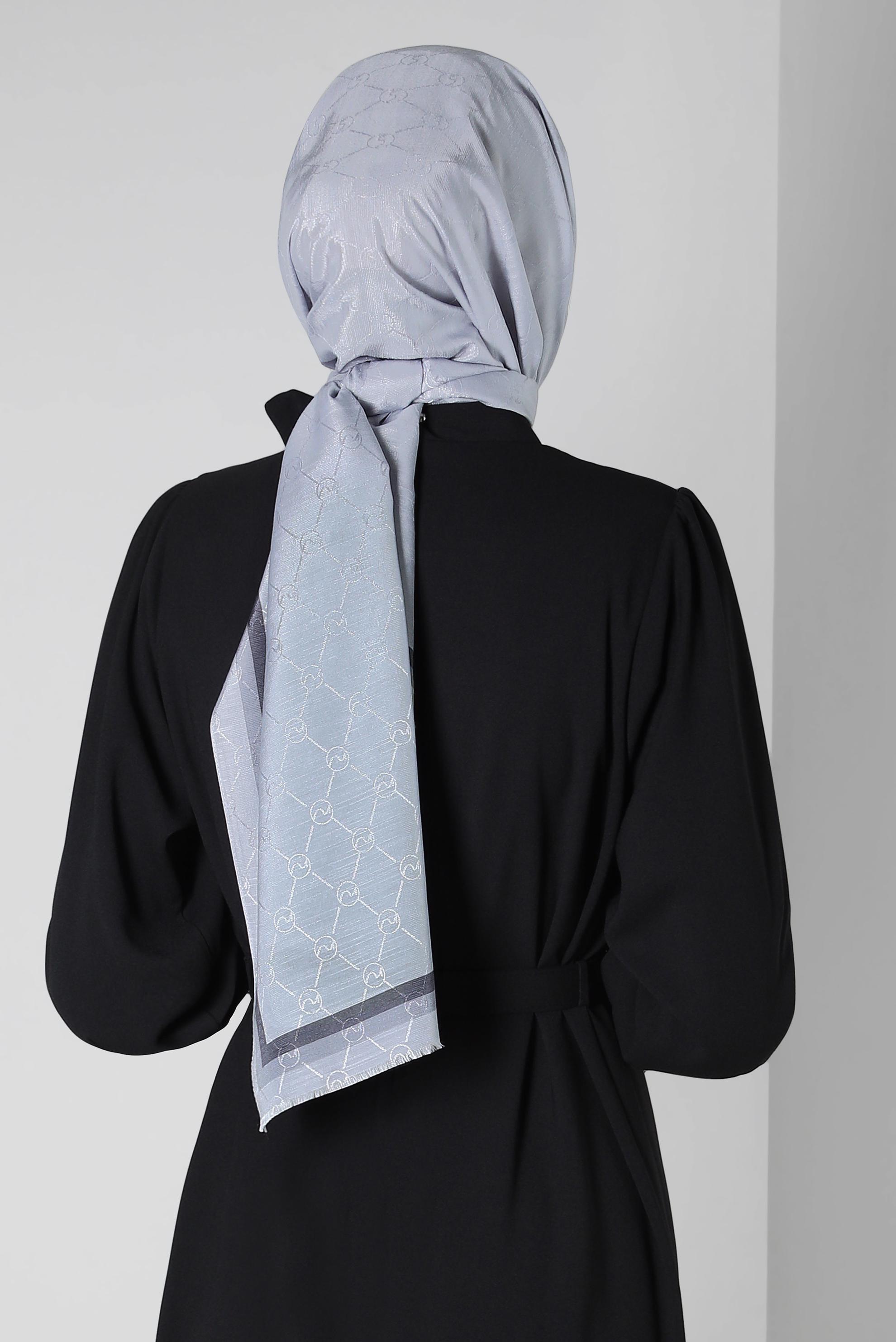 Tesettür giyim GÜMÜŞ ALVİNA MONOGRAM ŞAL 8300