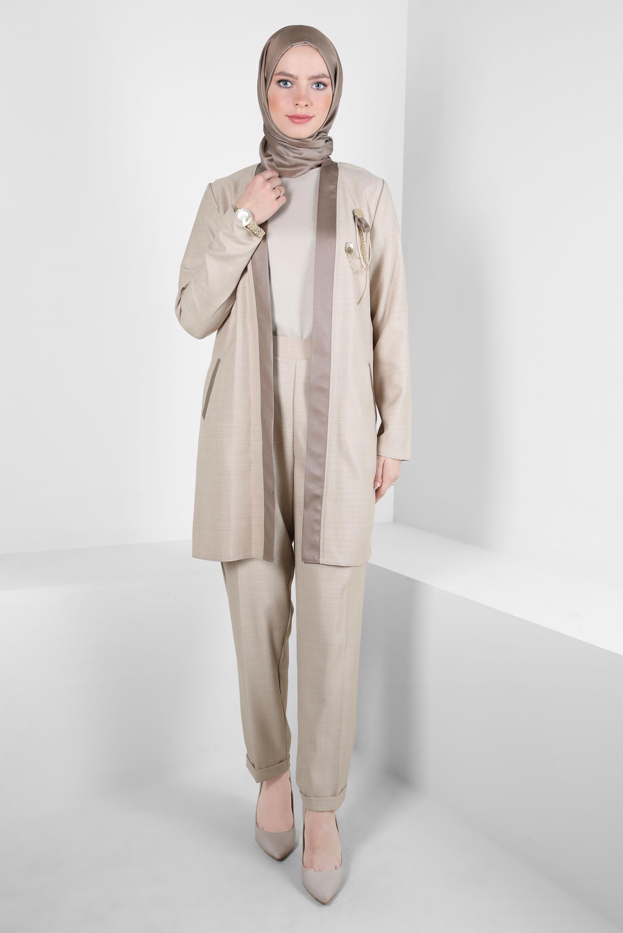 Tesettür giyim BEJ BROŞ DETAYLI PANTOLONLU TAKIM 44251
