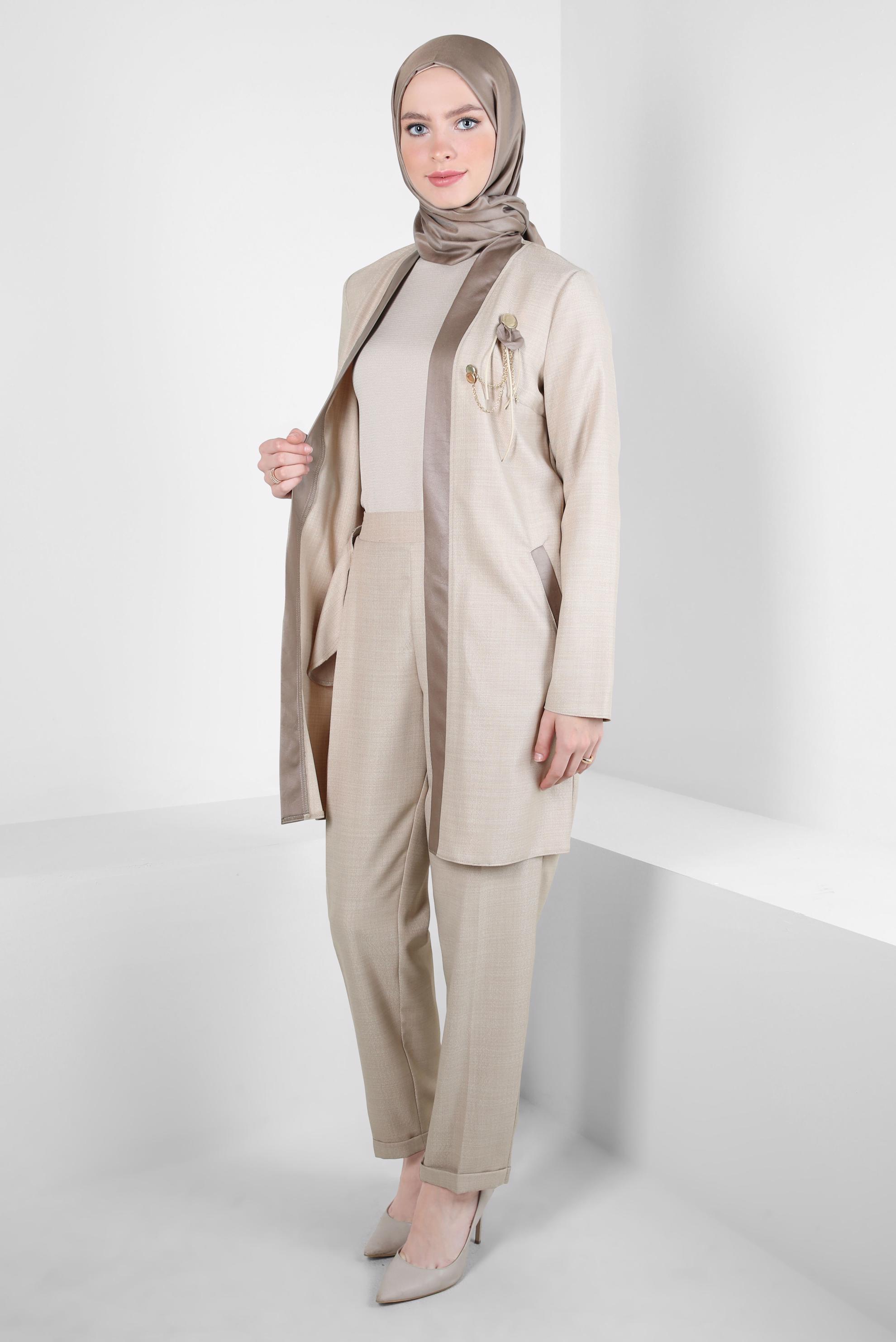 Tesettür giyim BEJ BROŞ DETAYLI PANTOLONLU TAKIM 44251