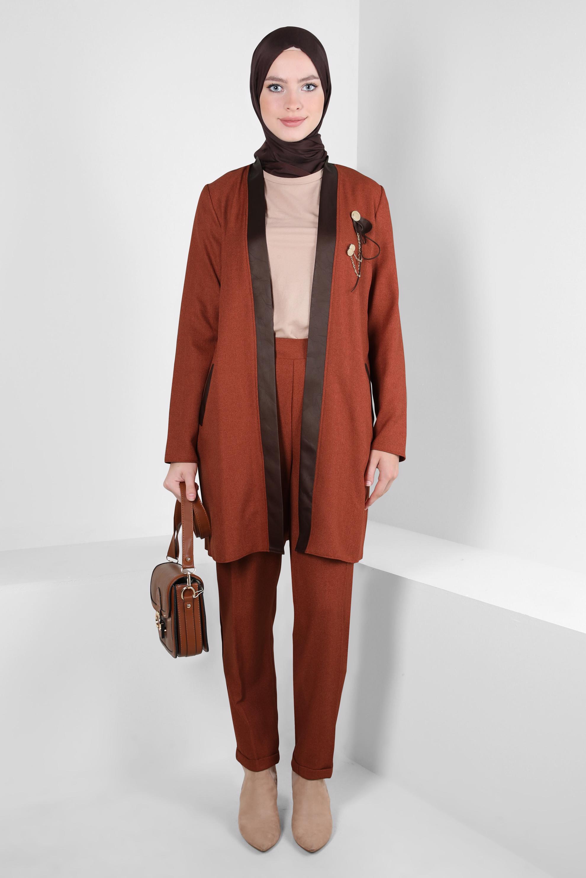 Tesettür giyim KAHVE BROŞ DETAYLI PANTOLONLU TAKIM 44251
