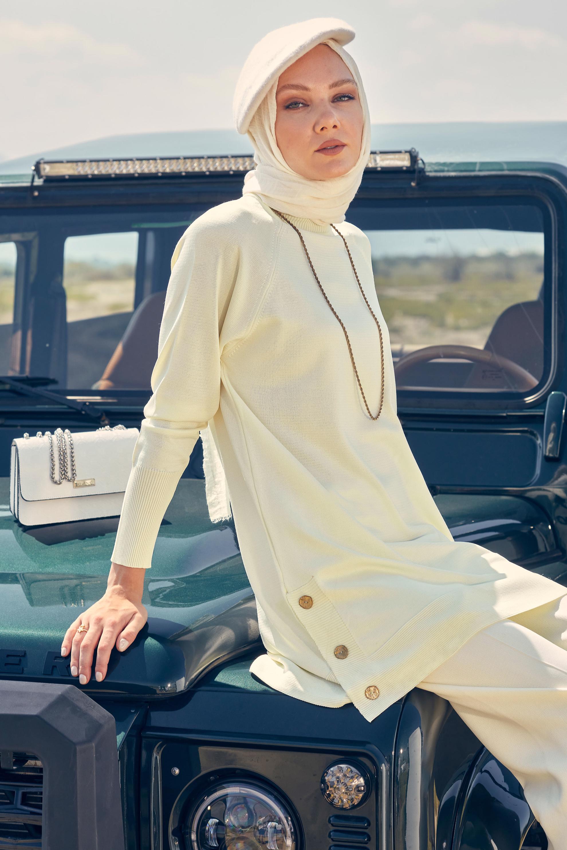 Tesettür giyim BEYAZ BOĞAZLI TRİKO TUNİK 44055