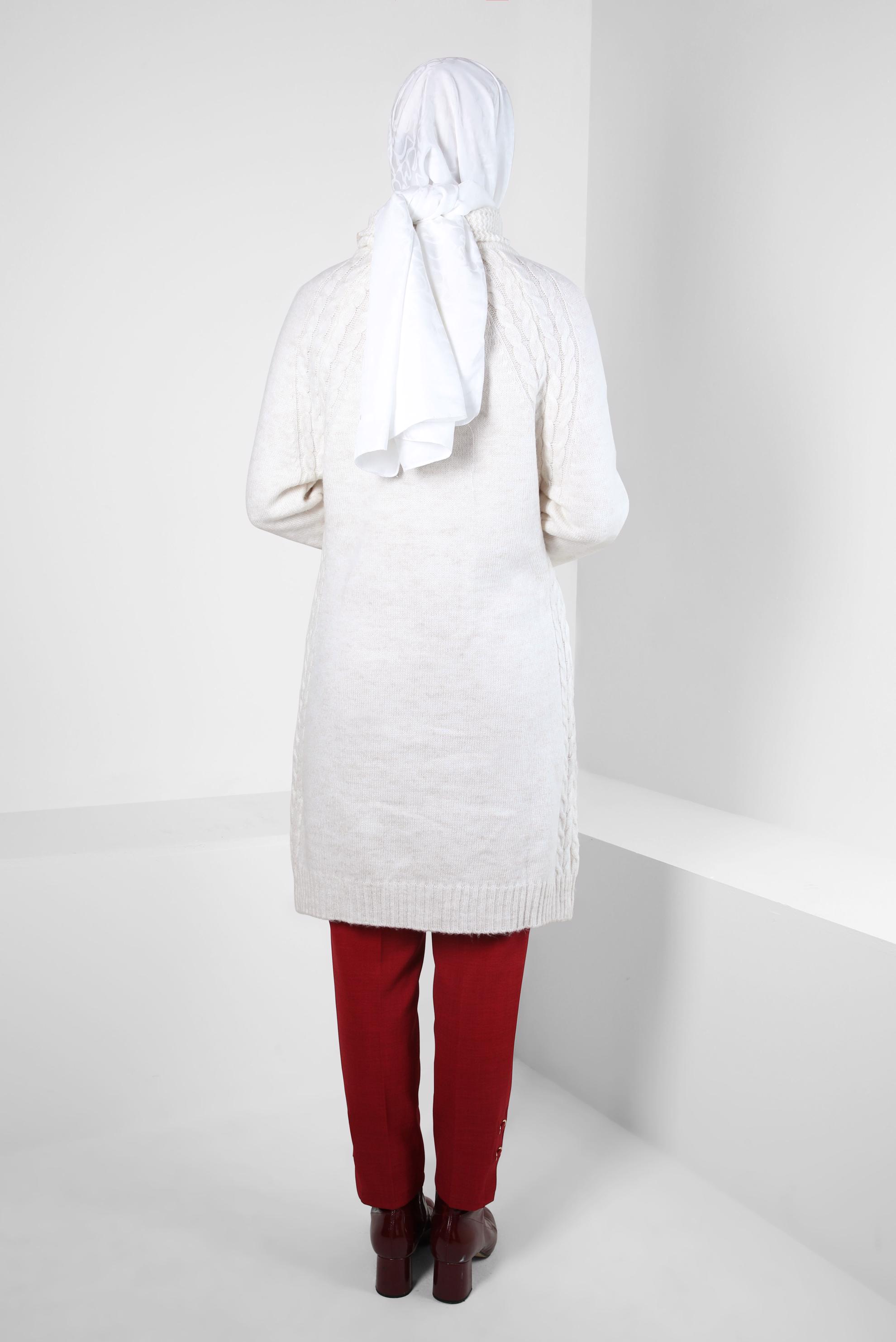 Tesettür giyim BEYAZ BOĞAZLI YAKA TRİKO TUNİK 44065