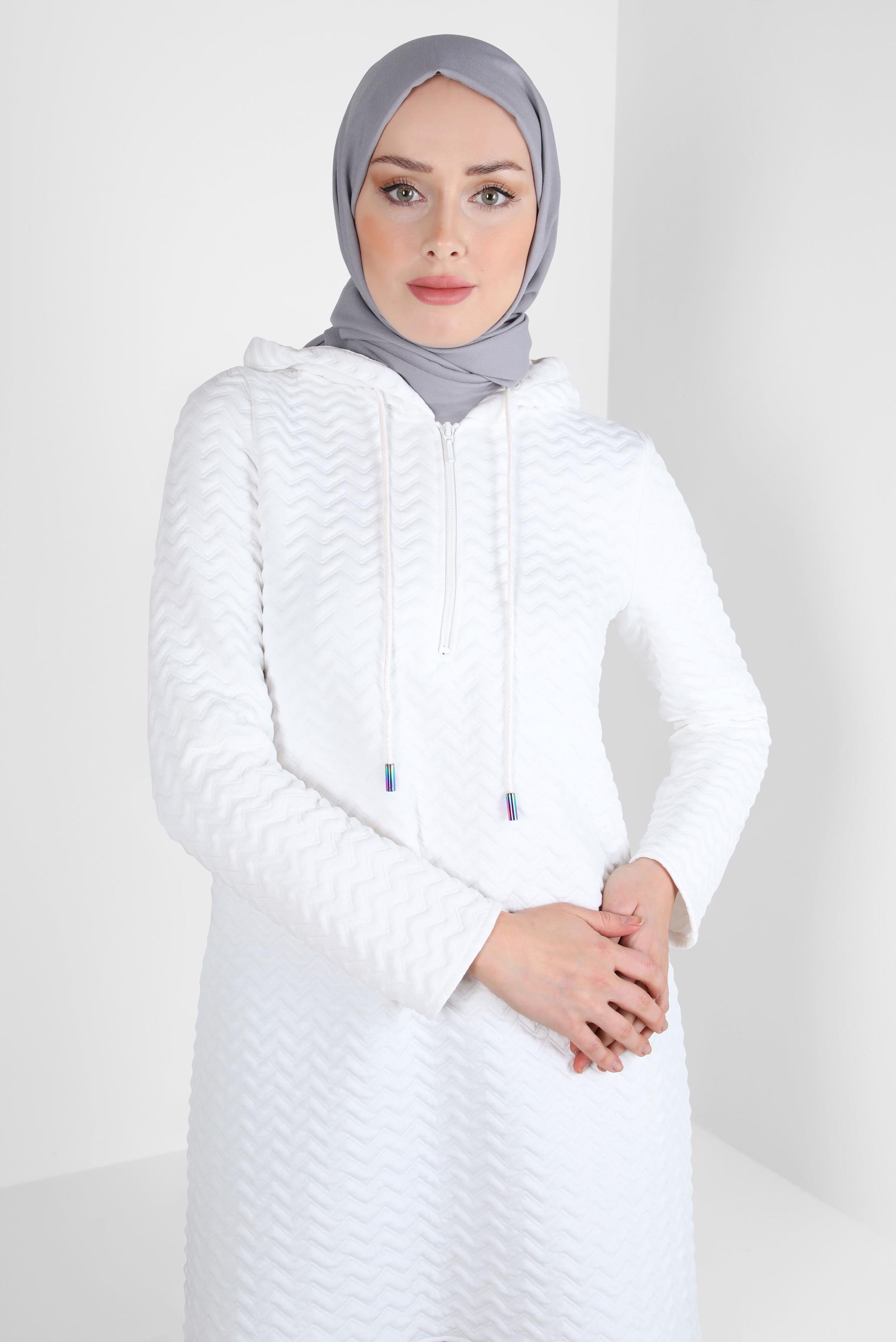 Tesettür giyim BEYAZ KAPÜŞONLU KAPİTONE TUNİK 44364