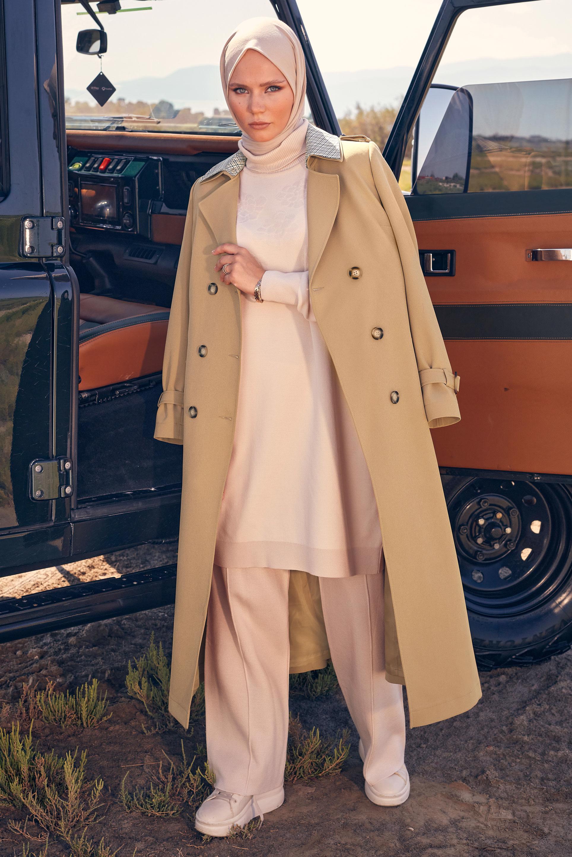 Tesettür giyim KUM KRUVAZE YAKA KEMERLİ TRENÇKOT 10826