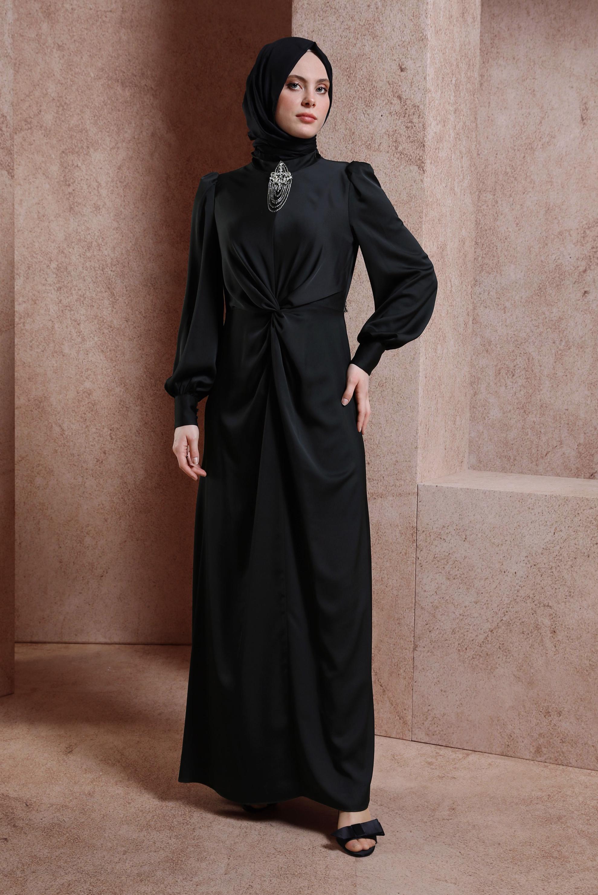 Tesettür giyim SİYAH BROŞLU SATEN ABİYE ELBİSE 50400