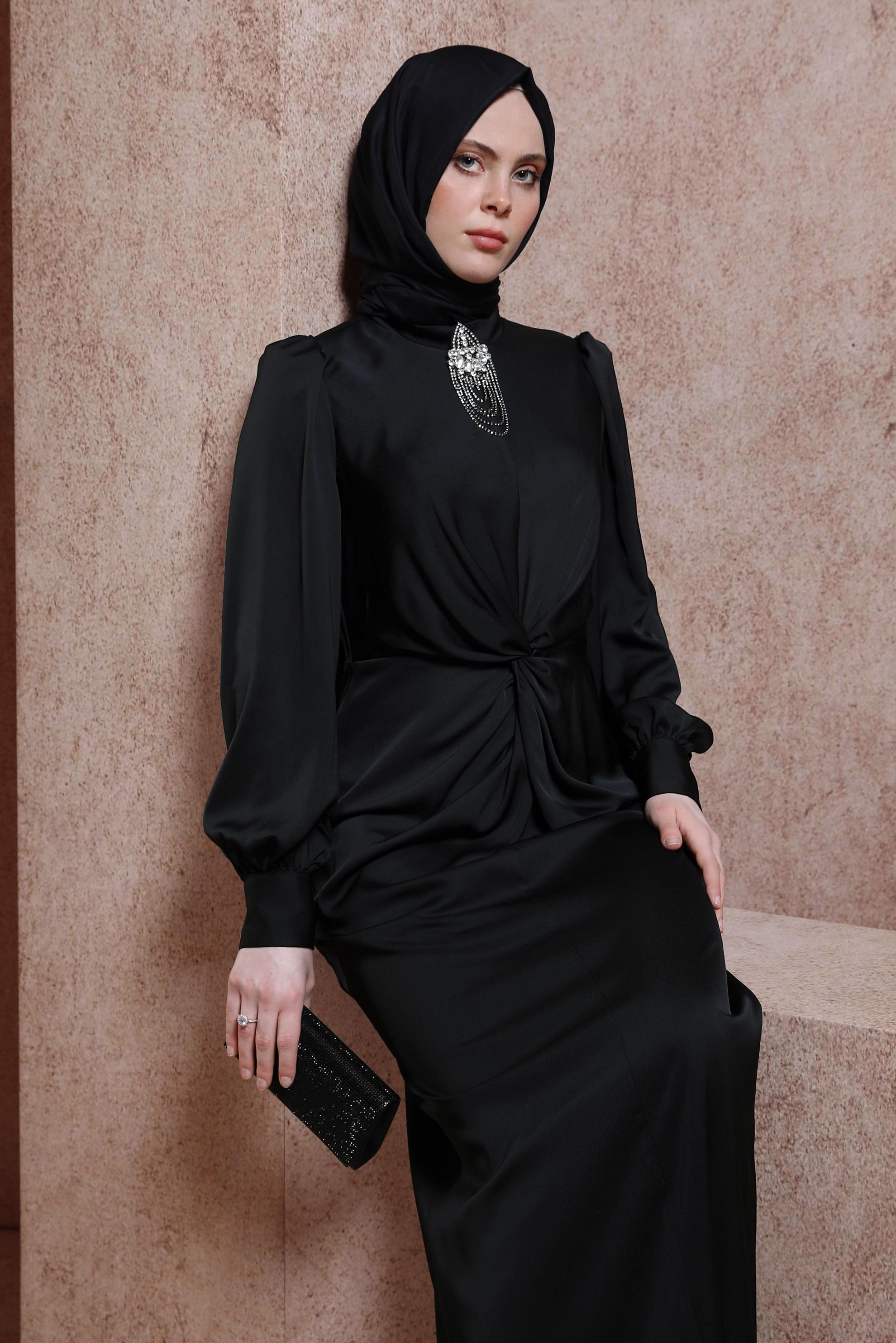 Tesettür giyim SİYAH BROŞLU SATEN ABİYE ELBİSE 50400