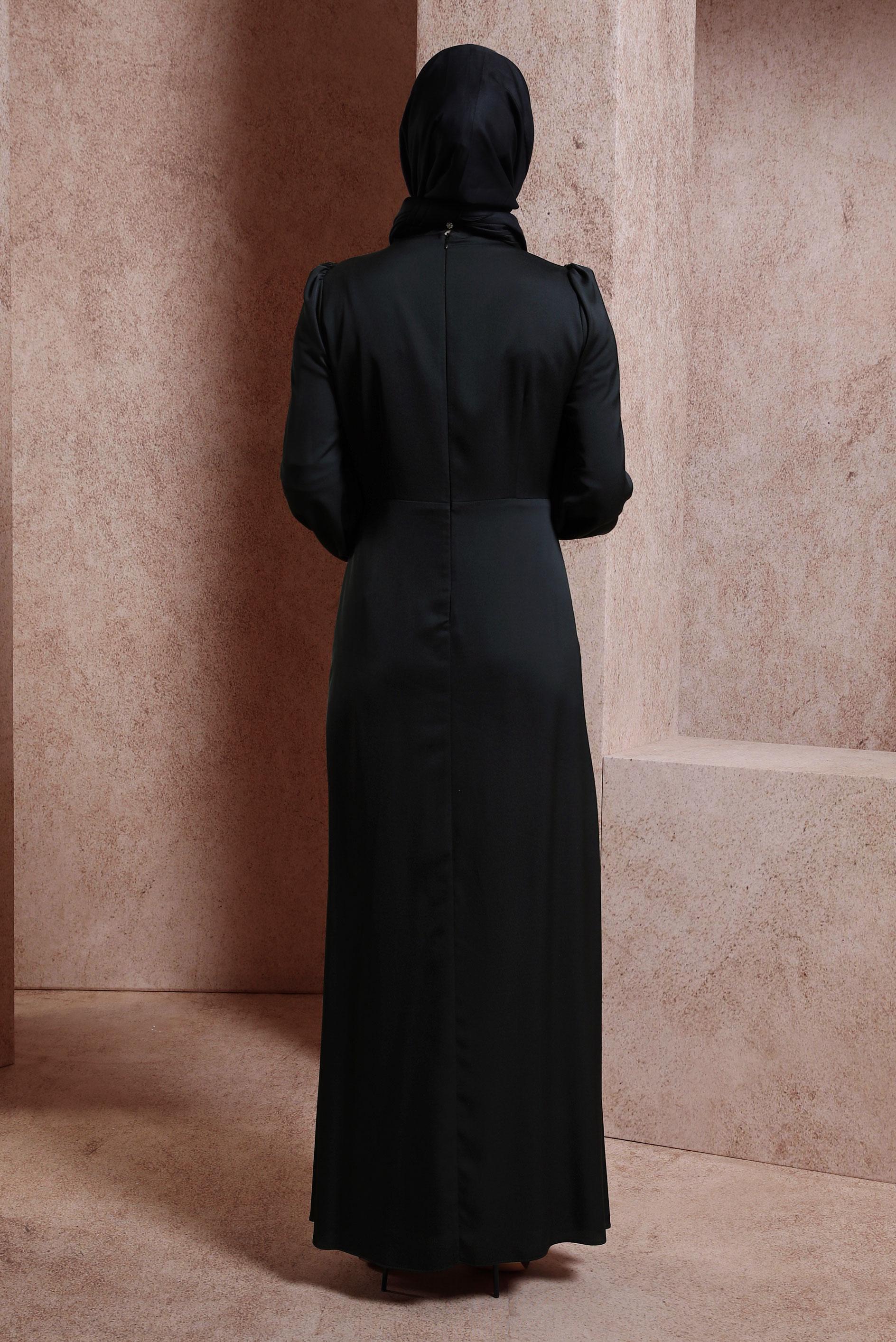 Tesettür giyim SİYAH BROŞLU SATEN ABİYE ELBİSE 50400