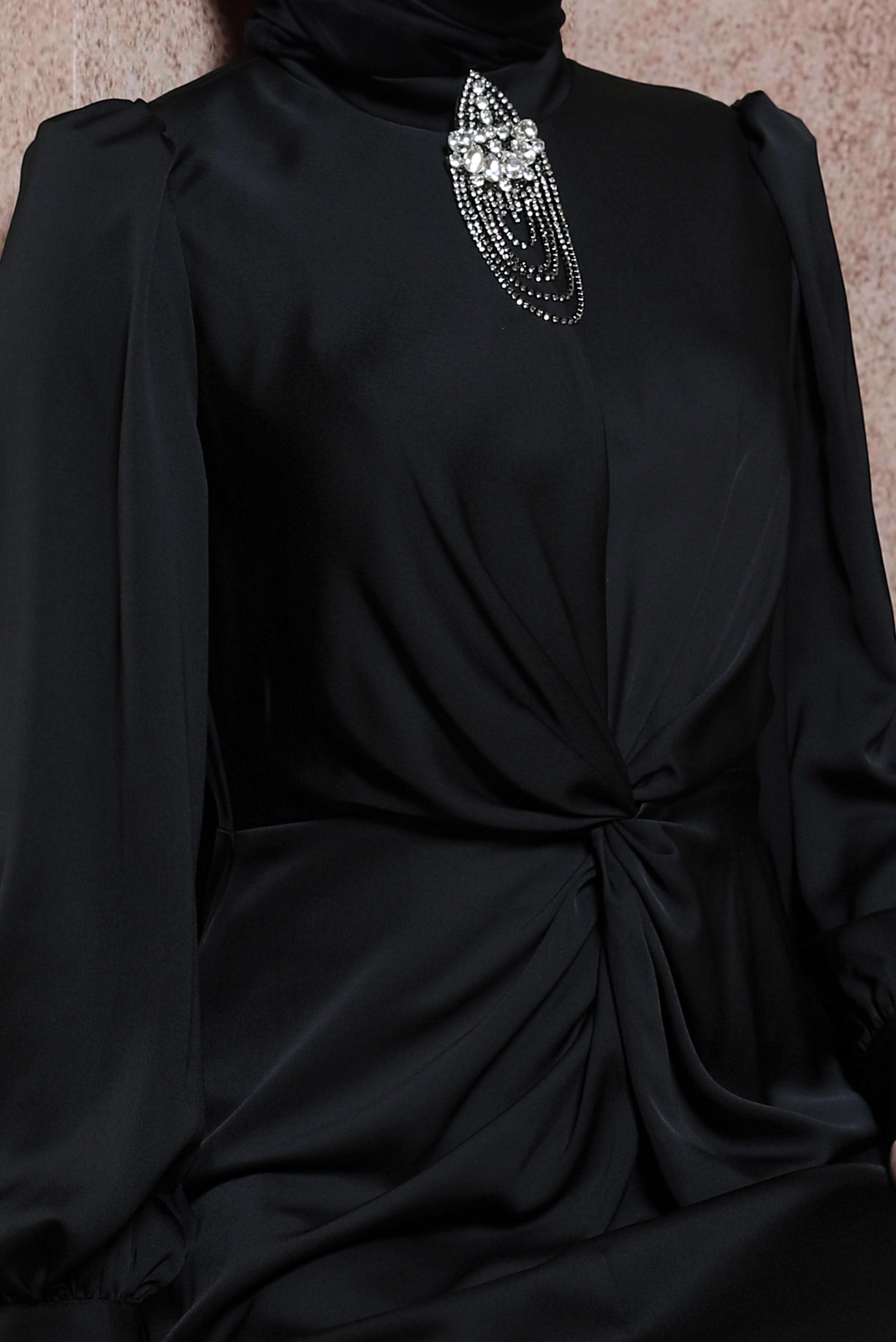 Tesettür giyim SİYAH BROŞLU SATEN ABİYE ELBİSE 50400