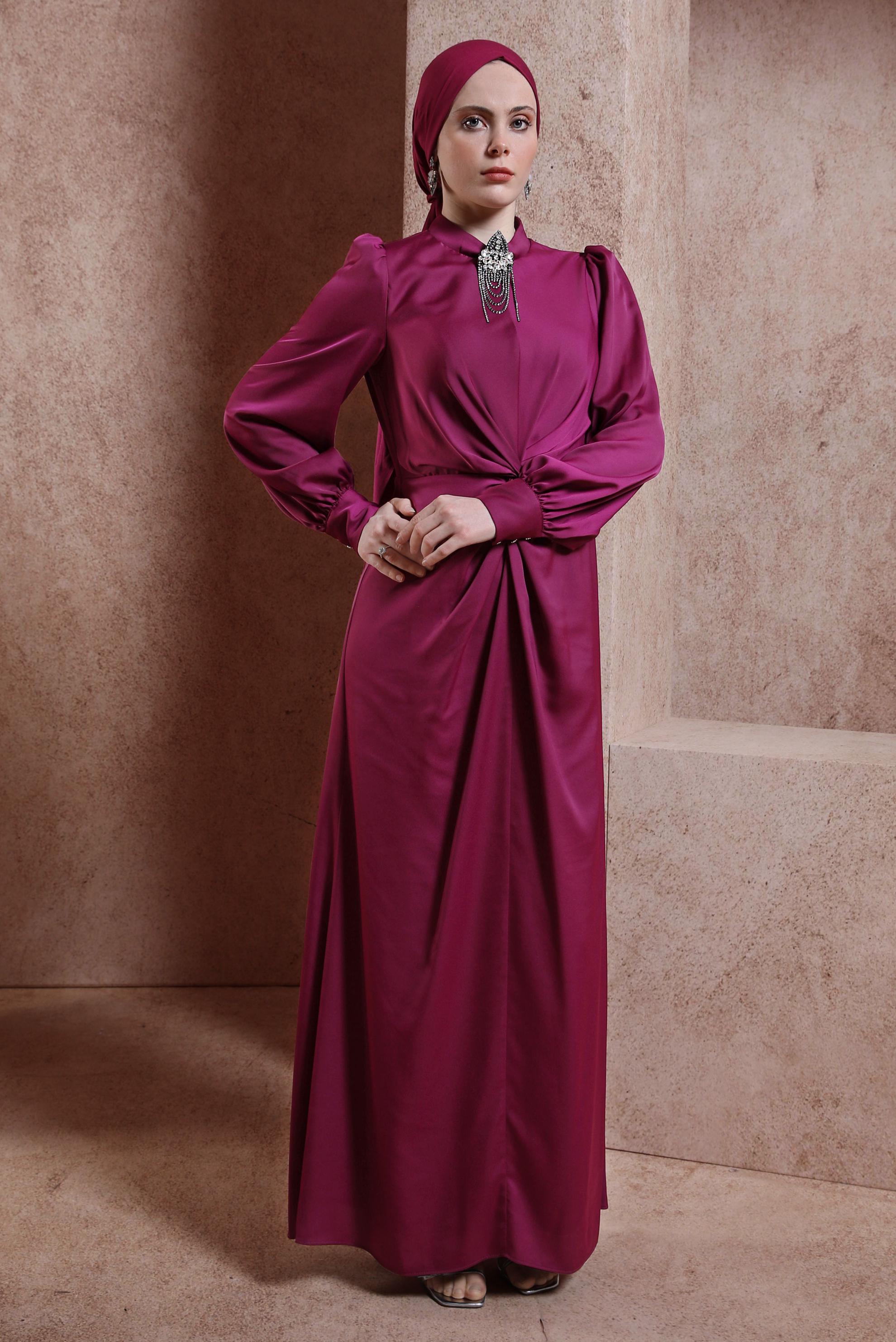 Tesettür giyim MOR BROŞLU SATEN ABİYE ELBİSE 50400