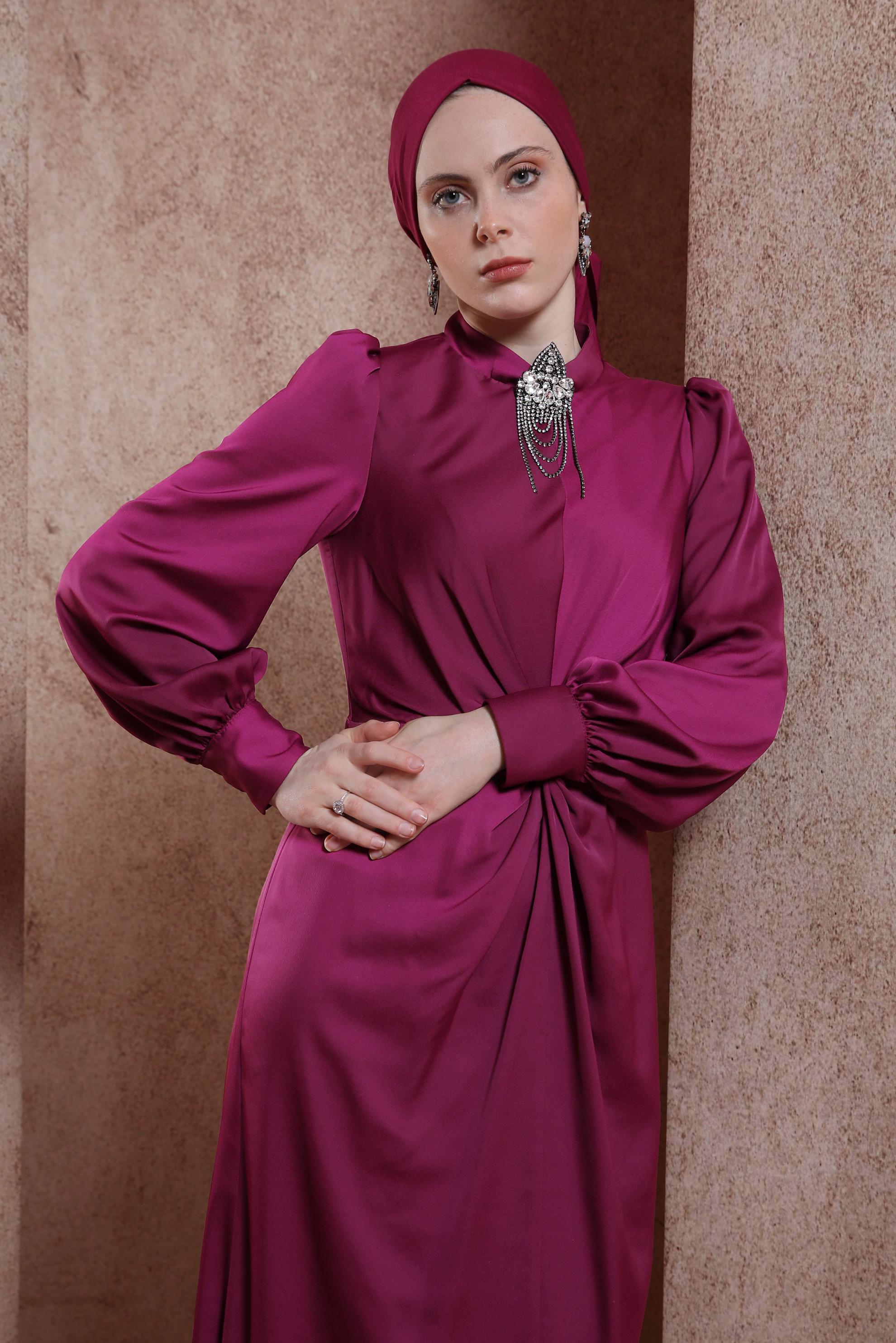 Tesettür giyim MOR BROŞLU SATEN ABİYE ELBİSE 50400