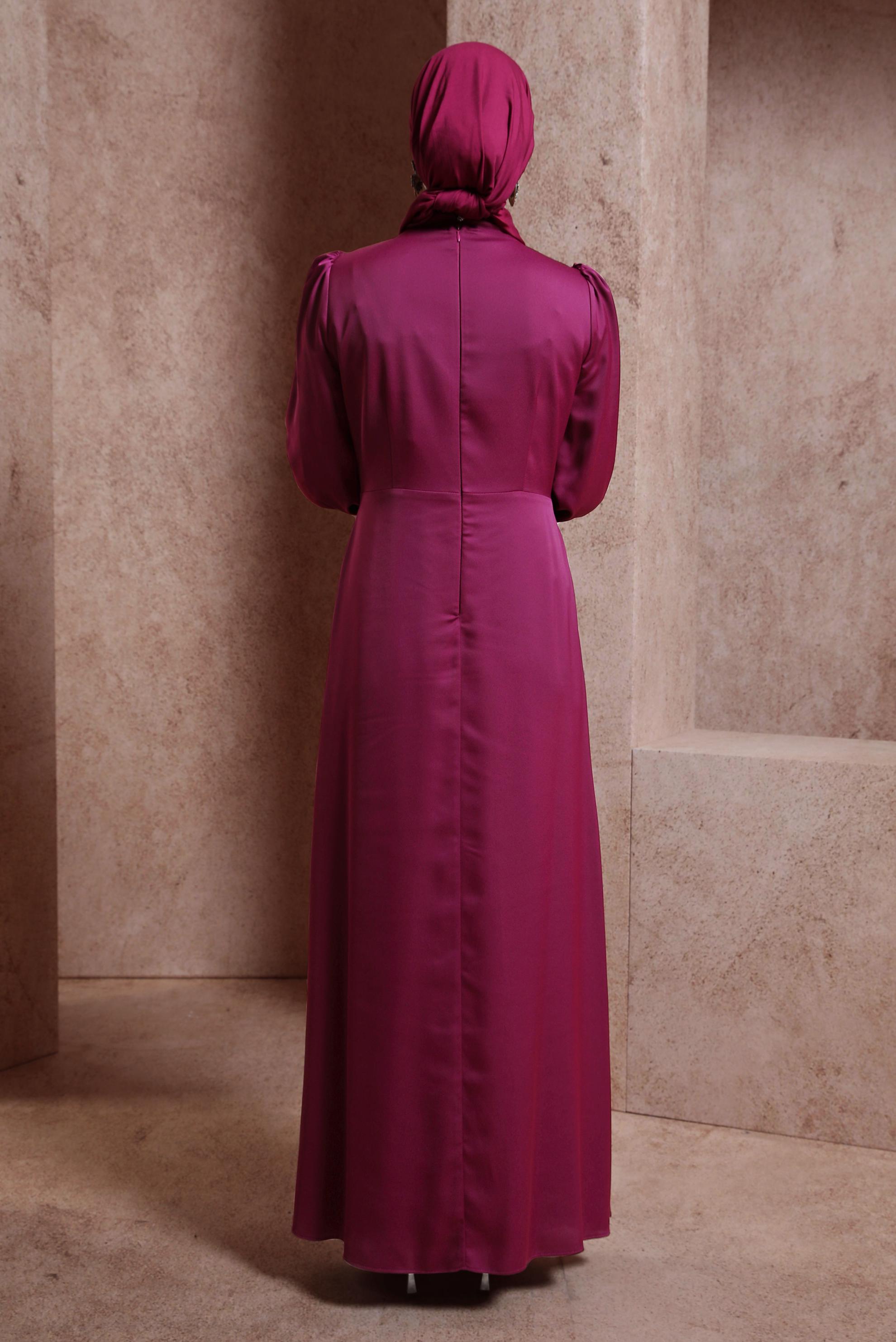 Tesettür giyim MOR BROŞLU SATEN ABİYE ELBİSE 50400