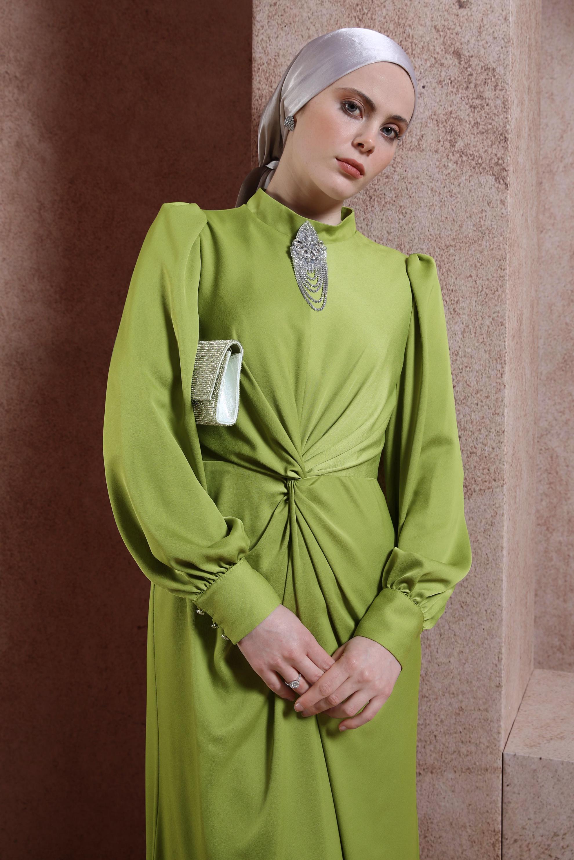 Tesettür giyim YEŞİL BROŞLU SATEN ABİYE ELBİSE 50400