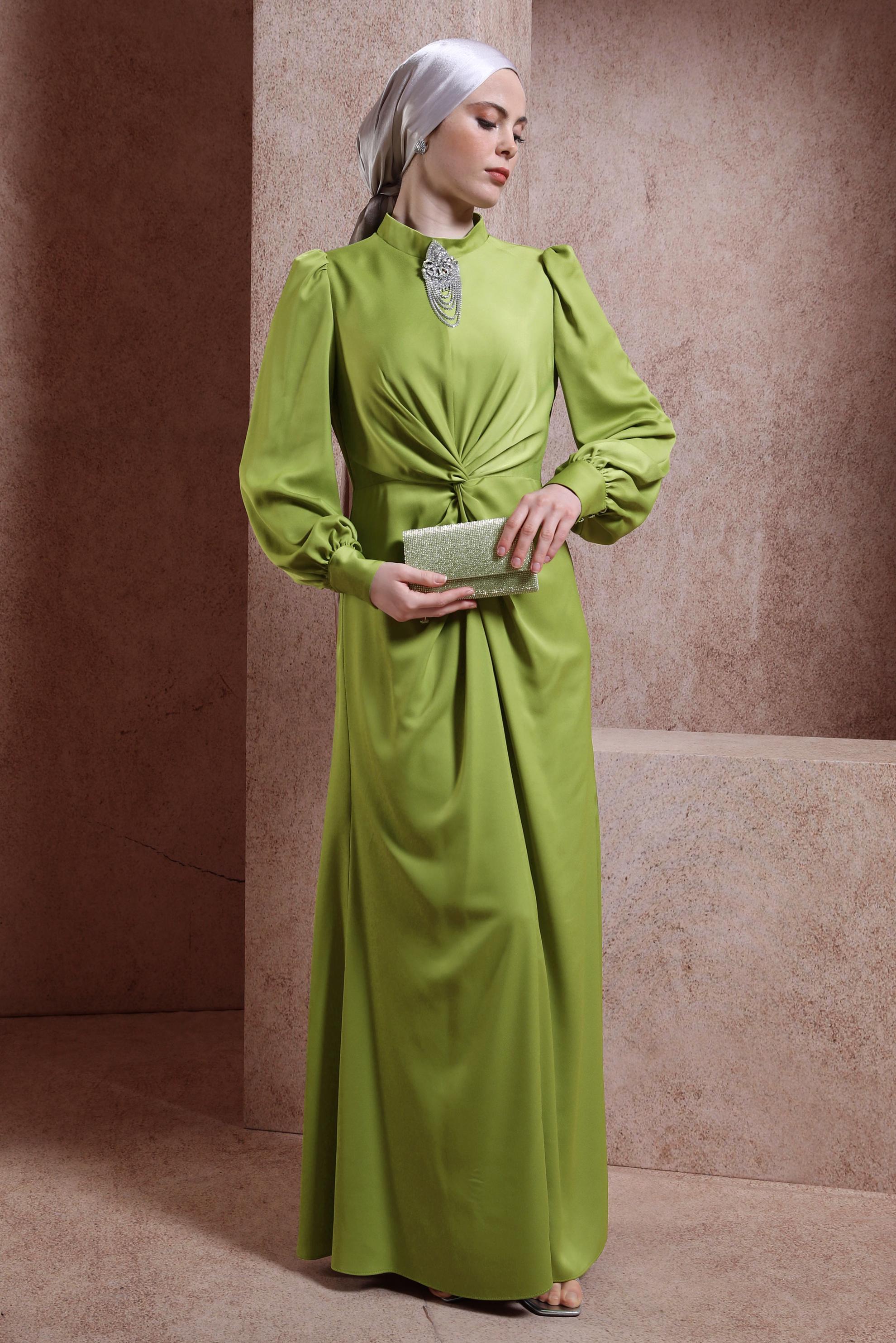 Tesettür giyim YEŞİL BROŞLU SATEN ABİYE ELBİSE 50400