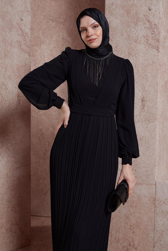 Tesettür giyim SİYAH KUŞAKLI KOLYE DETAYLI ABİYE ELBİSE 50411 - ALVİNA