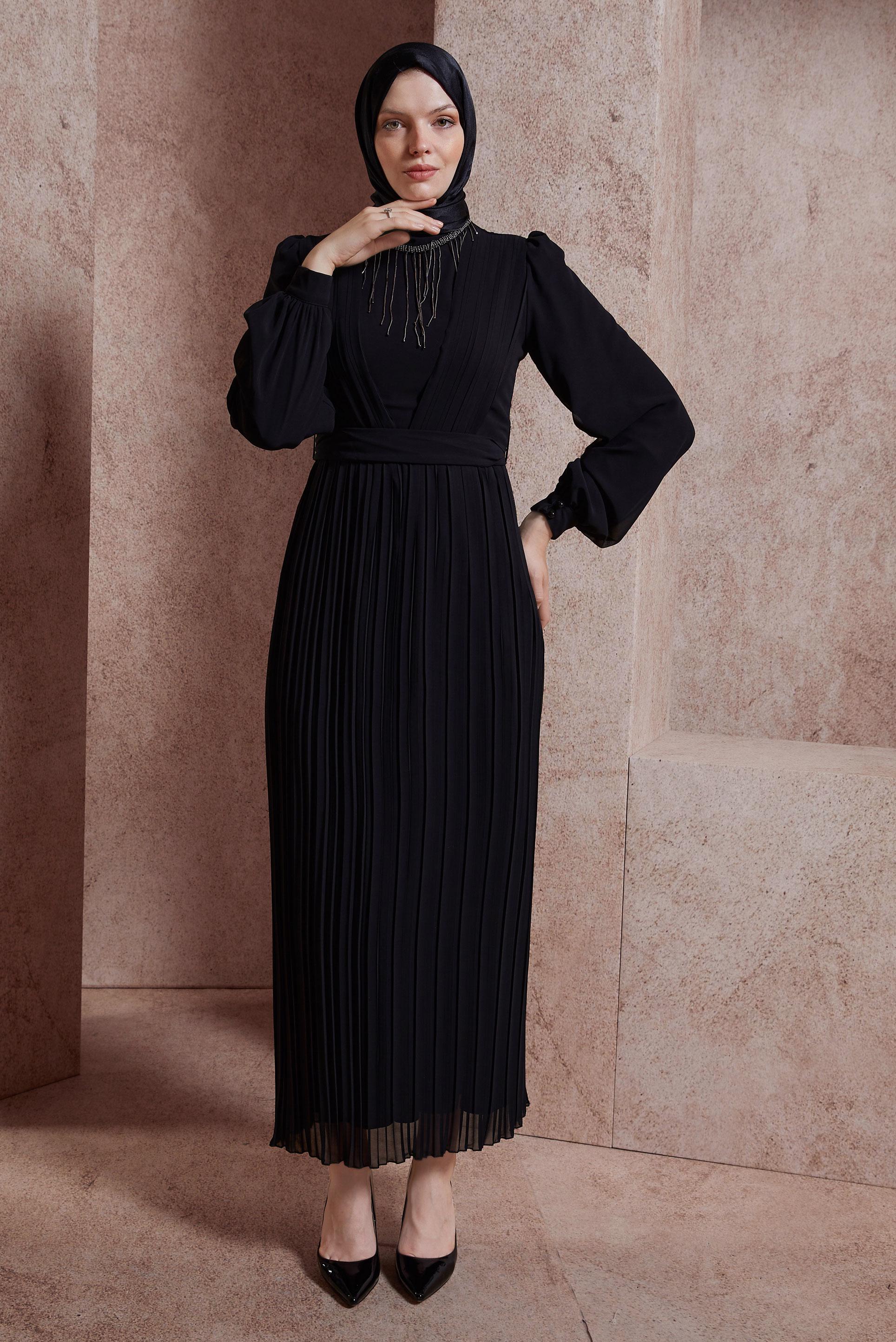 Tesettür giyim SİYAH KUŞAKLI KOLYE DETAYLI ABİYE ELBİSE 50411