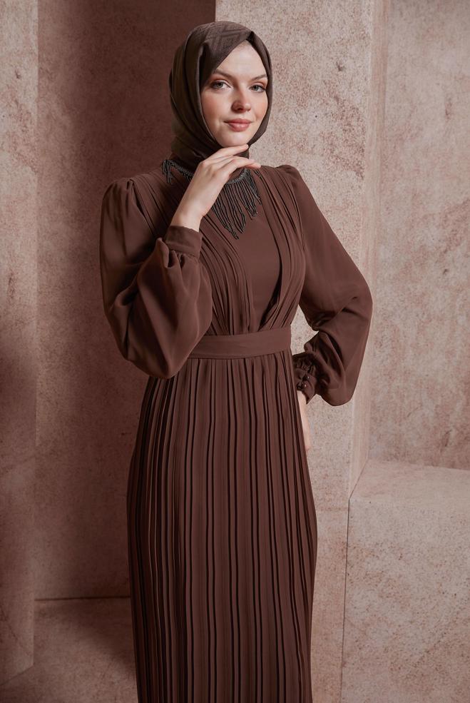 Tesettür giyim KAHVE KUŞAKLI KOLYE DETAYLI ABİYE ELBİSE 50411 - ALVİNA
