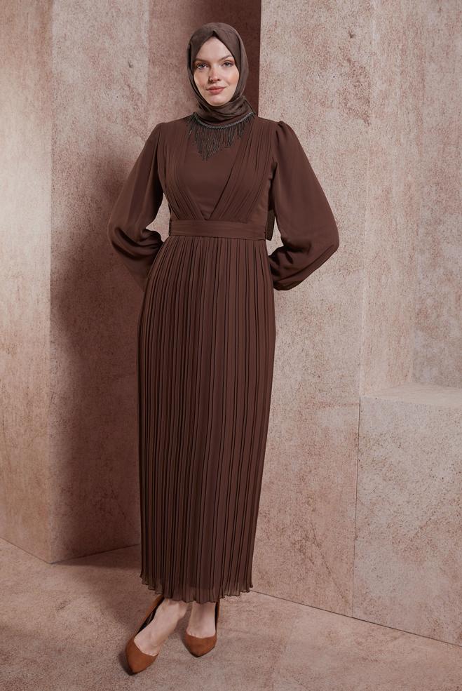 Tesettür giyim KAHVE KUŞAKLI KOLYE DETAYLI ABİYE ELBİSE 50411 - ALVİNA