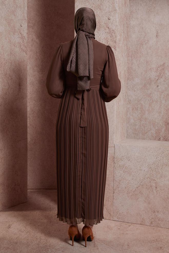 Tesettür giyim KAHVE KUŞAKLI KOLYE DETAYLI ABİYE ELBİSE 50411 - ALVİNA