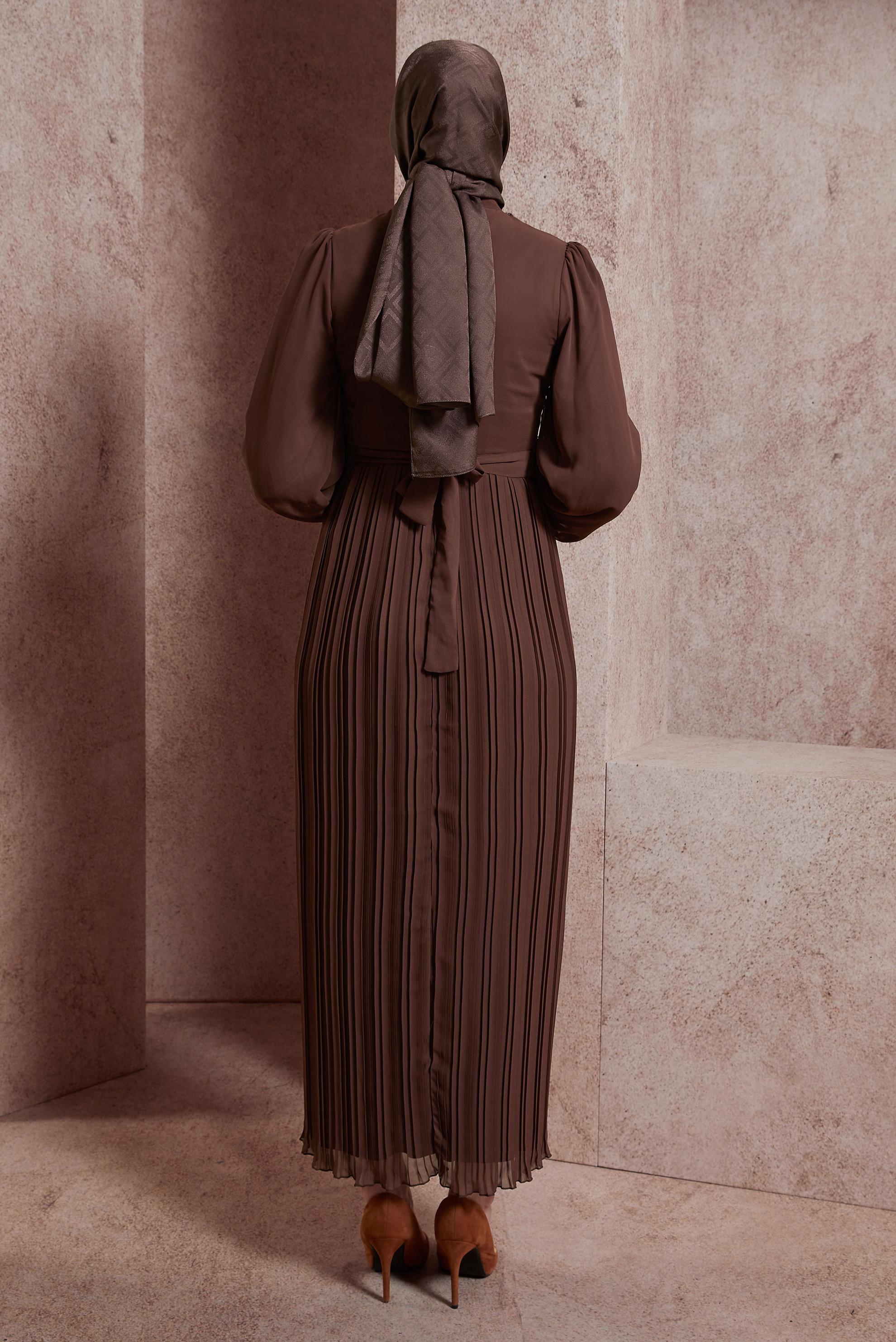 Tesettür giyim KAHVE KUŞAKLI KOLYE DETAYLI ABİYE ELBİSE 50411