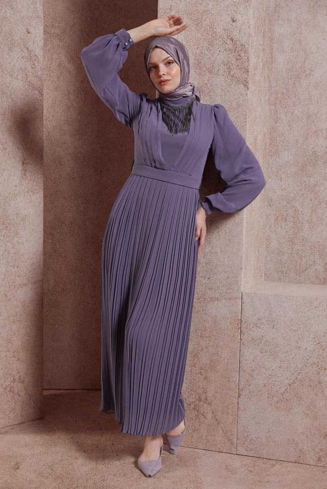 Tesettür giyim MOR KUŞAKLI KOLYE DETAYLI ABİYE ELBİSE 50411 - ALVİNA