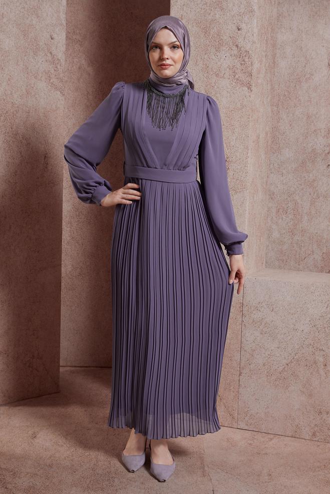 Tesettür giyim MOR KUŞAKLI KOLYE DETAYLI ABİYE ELBİSE 50411 - ALVİNA