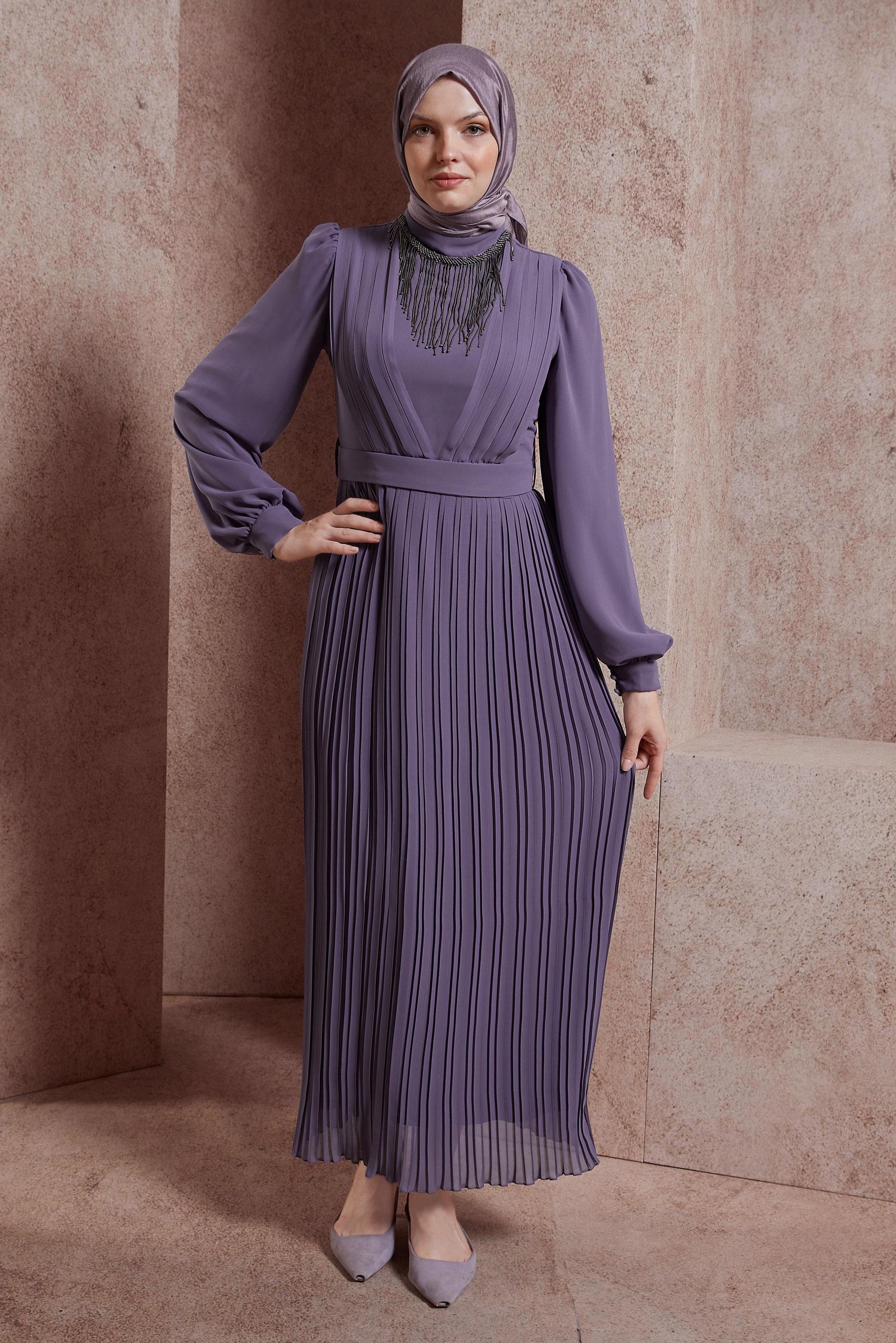 Tesettür giyim MOR KUŞAKLI KOLYE DETAYLI ABİYE ELBİSE 50411