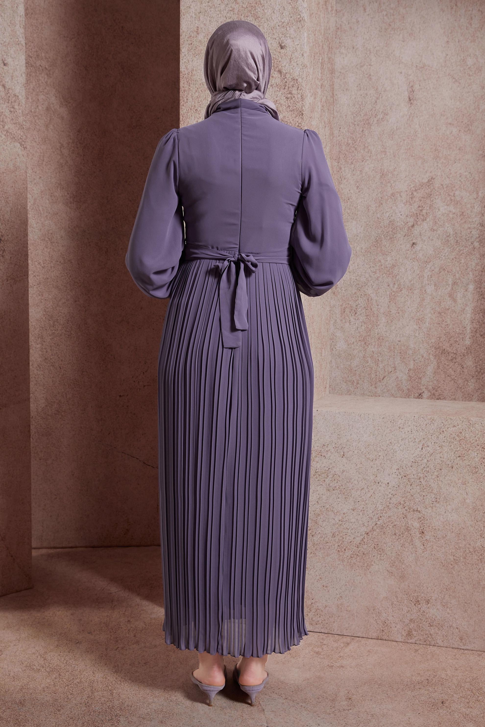 Tesettür giyim MOR KUŞAKLI KOLYE DETAYLI ABİYE ELBİSE 50411