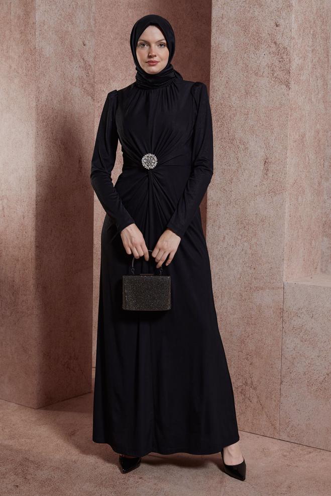 Tesettür giyim SİYAH TAŞ BROŞ DETAYLI ABİYE ELBİSE 50416 - ALVİNA